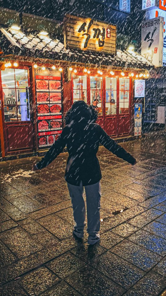 ddisynS641505's tweet photo. Sapevo di essere in anticipo sulla fioritura, ma non pensavo certo alla neve a metà marzo. A mezzanotte Seoul era già trasformata: con la neve è davvero magica, freddo a parte. https://t.co/yqaLyhxs3R