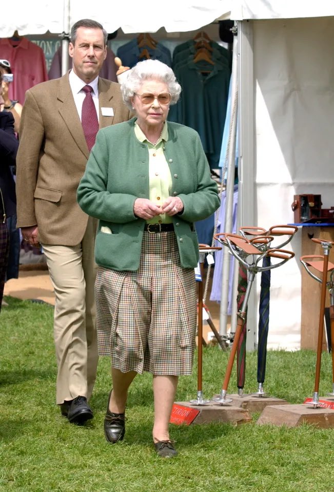 TheRoyalButler's tweet photo. 👑😂 THE QUEEN HAD A WICKED SENSE OF HUMOUR!

Did you know Queen Elizabeth II once surprised American tourists who failed to recognise her while walking near Balmoral?

When asked if she’d ever met the Queen, Her Majesty reportedly replied, “No, but he has!” pointing to her protection officer! 😂

The tourists even asked for a photograph, completely unaware they were chatting to the Queen herself!

Would YOU have recognised Her Majesty? 👀👇

#queenelizabeth #royalfamily #royal #thequeen