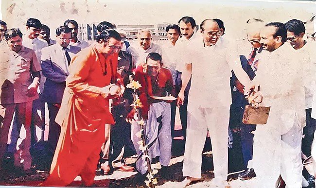 naralokesh's tweet photo. ఎన్టీఆర్ హెల్త్ యూనివర్సిటీ 40వ వార్షికోత్సవం ఒక చారిత్రక సంబరం.  విద్య, వైద్య, ఆరోగ్య, సంక్షేమ, సాంస్కృతిక రంగాలు, తెలుగు భాషాభివృద్ధికి ఎనలేని కృషి చేసిన మహా నాయకుడు నందమూరి తారక రామారావు గారి మానస పుత్రిక ఎన్టీఆర్ హెల్త్ యూనివర్సిటీ. రూబీ జూబ్లీ వేడుకలు జరుపుకొంటున్న  శుభ సందర్భంలో వైద్యులు, వైద్య విద్యార్థులు, సిబ్బంది అందరికీ శుభాకాంక్షలు.