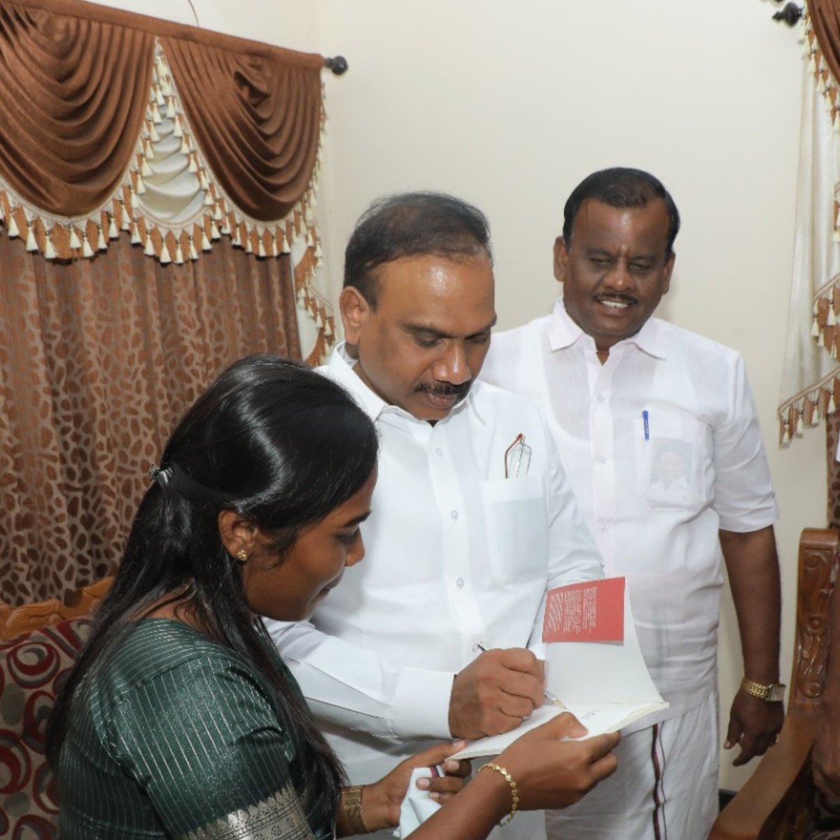 Gokilamani_Dmk's tweet photo. ஆதிக்கத்திற்கு அடிபணியாத கொள்கை உறுதி! 
அவதூறுகளுக்கு அஞ்சாத அரசியல் துணிவு! 
சமூகநீதியில் சமரசமற்ற போர்க்குரல்!

தந்தை பெரியார் விதைத்த பகுத்தறிவையும், முத்தமிழறிஞர் கலைஞர் கட்டிக்காத்த சமூகநீதிக் கொள்கைகளையும் நாடாளுமன்றம் முதல் மக்கள் மன்றம் வரை உரக்க முழங்கும் திராவிட இயக்கத்தின் கொள்கைச் சுடர்!

கழகத்தின் துணைப் பொதுச்செயலாளரும், நீலகிரி நாடாளுமன்ற உறுப்பினருமான மாண்புமிகு அண்ணன் திரு. @dmk_raja அவர்களுக்கு இனிய பிறந்தநாள் நல்வாழ்த்துக்கள் வாழ்த்தி வணங்குகின்றோம்.