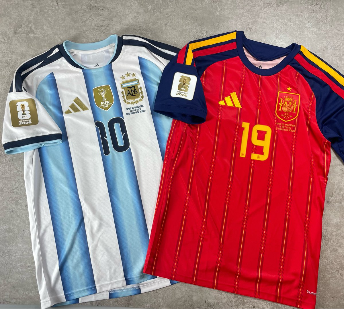 a2footballshop's tweet photo. 🎁 4週連続ユニフォームプレゼント【最終第4弾】

いよいよ最終週！

ラストを飾るのは、メッシ＆ヤマル🇦🇷🇪🇸

今回はなんと、2026 FIFAワールドカップパッチ＆決勝MDT付きレプリカユニフォームを2名様にプレゼント！ 🎉

A² Footballのオープンを記念してスタートした4週連続企画も、今回が最後となります。

これまでご参加いただいた皆様、本当にありがとうございます！

【今回の賞品】

🇦🇷 アルゼンチン代表
MESSI 10
W杯パッチ＆決勝MDT付きレプリカユニフォーム
サイズ：JP XL
🎯 当選人数：1名様

🇪🇸 スペイン代表
LAMINE YAMAL 19
W杯パッチ＆決勝MDT付きレプリカユニフォーム
サイズ：JP XL
🎯 当選人数：1名様

合計2名様に、それぞれ1着をプレゼント！

【応募方法】
① @a2footballshop をフォロー
② このポストをリポスト
③ このポストにいいね

この3つで応募完了！🙌

メッシ派？ヤマル派？
どちらが欲しいか、ぜひコメントで教えてください！
※コメントは応募の必須条件ではありません。

⏰ 応募締切：10月31日（土）23:59

当選者には締切後1週間以内に当アカウントからDMでご連絡します📩

毎週1名様、最終週は2名様。
4週間で合計5名様へのプレゼント企画！

最後までたくさんのご参加をお待ちしています！

オンラインストアはこちら👇
https://t.co/ZChXq0fqFr

【応募に関するご案内】
・日本国内発送限定（送料無料）
・応募は1人1回限り（複数アカウント不可）
・公開アカウント＆DM受信可能な方が対象
・締切後1週間以内に抽選し、当選者へDMでご連絡
・72時間以内に返信がない場合は再抽選
・サイズはJP XL限定（変更不可）
・賞品の交換・変更不可
・当選者のアカウント名・IDを公式Xで公開する場合があります。応募をもって掲載に同意したものとみなします
・個人情報は当選連絡・発送のみに使用

#A2Football #プレゼントキャンペーン #メッシ #ヤマル #アルゼンチン代表 #スペイン代表