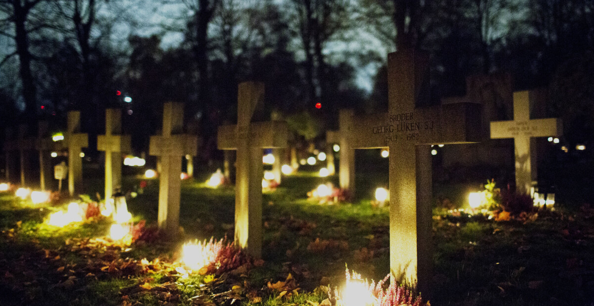 Dagen's tweet photo. Allhelgona skrämmer unga – var femte får ångest vid kyrkogårdar www.​dagen.​se/nyheter/allhelgona-skraemmer-unga-var-femte-far-angest-vid-kyrkogardar/10595452 https://t.co/WjmxV1XntD