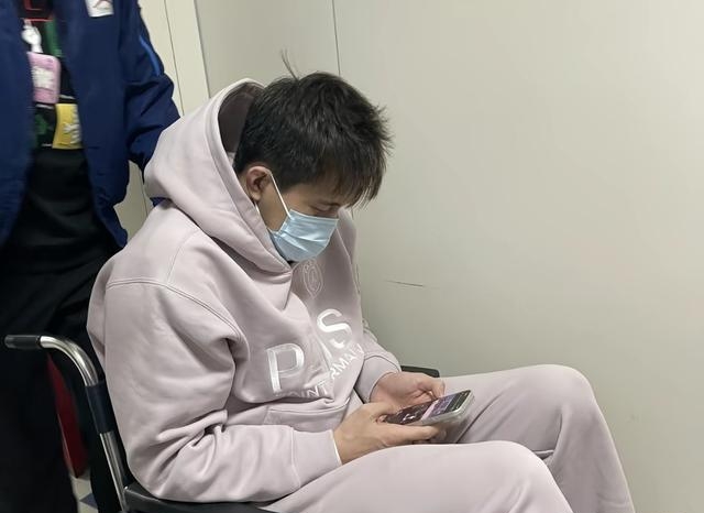 Ruxqwp's tweet photo. 「あの男、今日も廊下で鼻をほじってるなんて、マジ無理だわ…」， https://t.co/HcMr6tqi4v