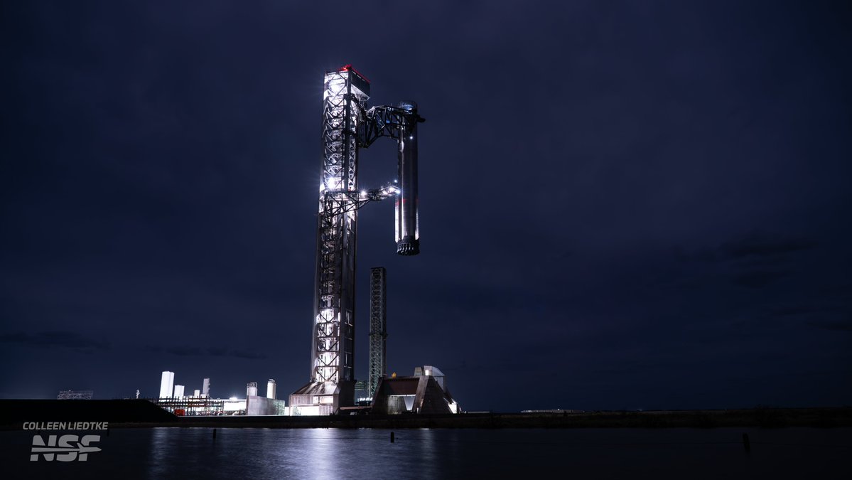 colleenadastra's tweet photo. In an unexpected order of events, Booster 22 has been lifted off the launch mount to the top of the tower!

📷@NASASpaceflight | https://t.co/tPjkWXgBZC https://t.co/78R4NtdpLe
