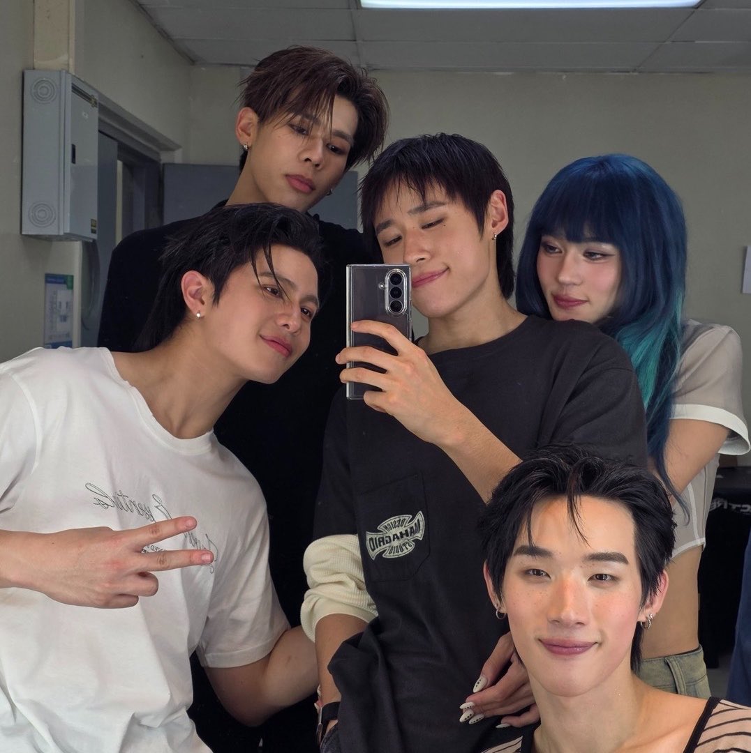 ploygoodluck's tweet photo. อิมแพ็ค 3 ปีของ lykn โตกันเยอะเลยเก่งมาก ขึ้นครั้งแรกในฐานะเกส ขึ้นครั้งที่ 2 มีคอนเป็นของตัวเอง ขึ้นครั้ง ที่ 3 เปิด 3 รอบการแสดง 

#LYKN https://t.co/Z1cnqXzMN6