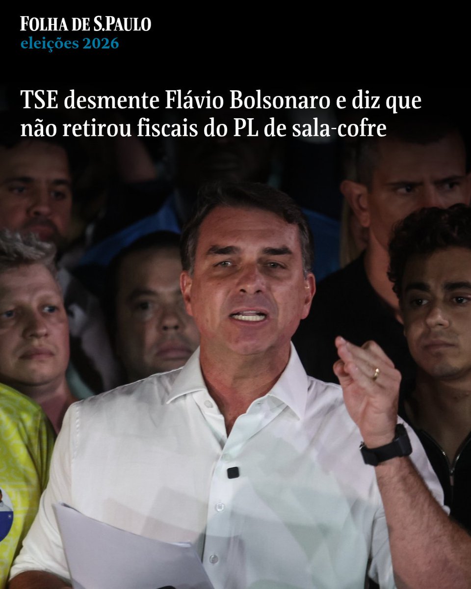 folha's tweet photo. A Justiça Eleitoral desmentiu a declaração do senador Flávio Bolsonaro (PL) e afirmou que fiscais do partido não foram retirados da sala-cofre do TSE (Tribunal Superior Eleitoral). Em checagem, o tribunal afirmou ser falsa a afirmação de que representantes do partido foram retirados do local durante a apuração da eleição presidencial, vencida por Lula (PT) contra Flávio. "A sala-cofre do TSE não é um espaço aberto à visitação. Todas as demais unidades e áreas do tribunal, como a sala de totalização, podem ser visitadas por fiscais de partidos, observadores internacionais, advogados e membros do Ministério Público, entre outros, que acompanham, de lá, desde o início, a totalização e a divulgação dos resultados do pleito", diz trecho de nota publicada no site da Justiça Eleitoral.

📲Leia mais na #Folha: https://t.co/htklKYGnd9

📷 Gabriela Biló/Folhapress

#PraTodosVerem: O candidato derrotado a presidente Flávio Bolsonaro em coletiva de imprensa após resultado das eleições, no Lago Sul, em Brasília