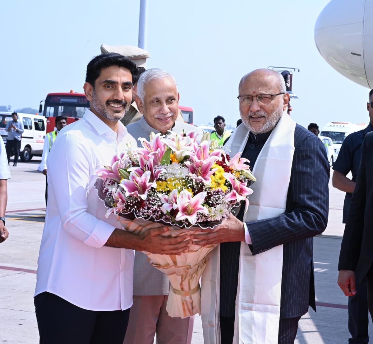 NRITDPPRESIDENT's tweet photo. విజయవాడలోని గన్నవరం విమానాశ్రయానికి చేరుకున్న భారత ఉప రాష్ట్రపతి సీపీ రాధాకృష్ణన్‌కు గవర్నర్ జస్టిస్ అబ్దుల్ నజీర్‌తో కలిసి విద్య, ఐటీ శాఖల మంత్రివర్యులు శ్రీ  నారా లోకేష్ గారు ఘానా స్వాగతం పలికారు. ఈ సందర్భంగా పుష్పగుచ్ఛం అందించి, శాలువాతో సత్కరించి, ప్రత్యేక జ్ఞాపికను బహూకరించారు. అనంతరం విజయవాడలోని అంబేద్కర్ కళావేదికలో డాక్టర్ ఎన్టీఆర్ ఆరోగ్య విజ్ఞాన విశ్వవిద్యాలయం 40వ వార్షికోత్సవం సందర్భంగా నిర్వహిస్తున్న రూబీ జూబ్లీ వేడుకల్లో ఉప రాష్ట్రపతి ముఖ్య అతిథిగా పాల్గొననున్నారు. 
#drraja #globalnritdp #ncbn #naralokesh #tdp #CPRadhakrishnan #VicePresidentOfIndia #AbdulNazeer #GovernorofAndhraPradesh