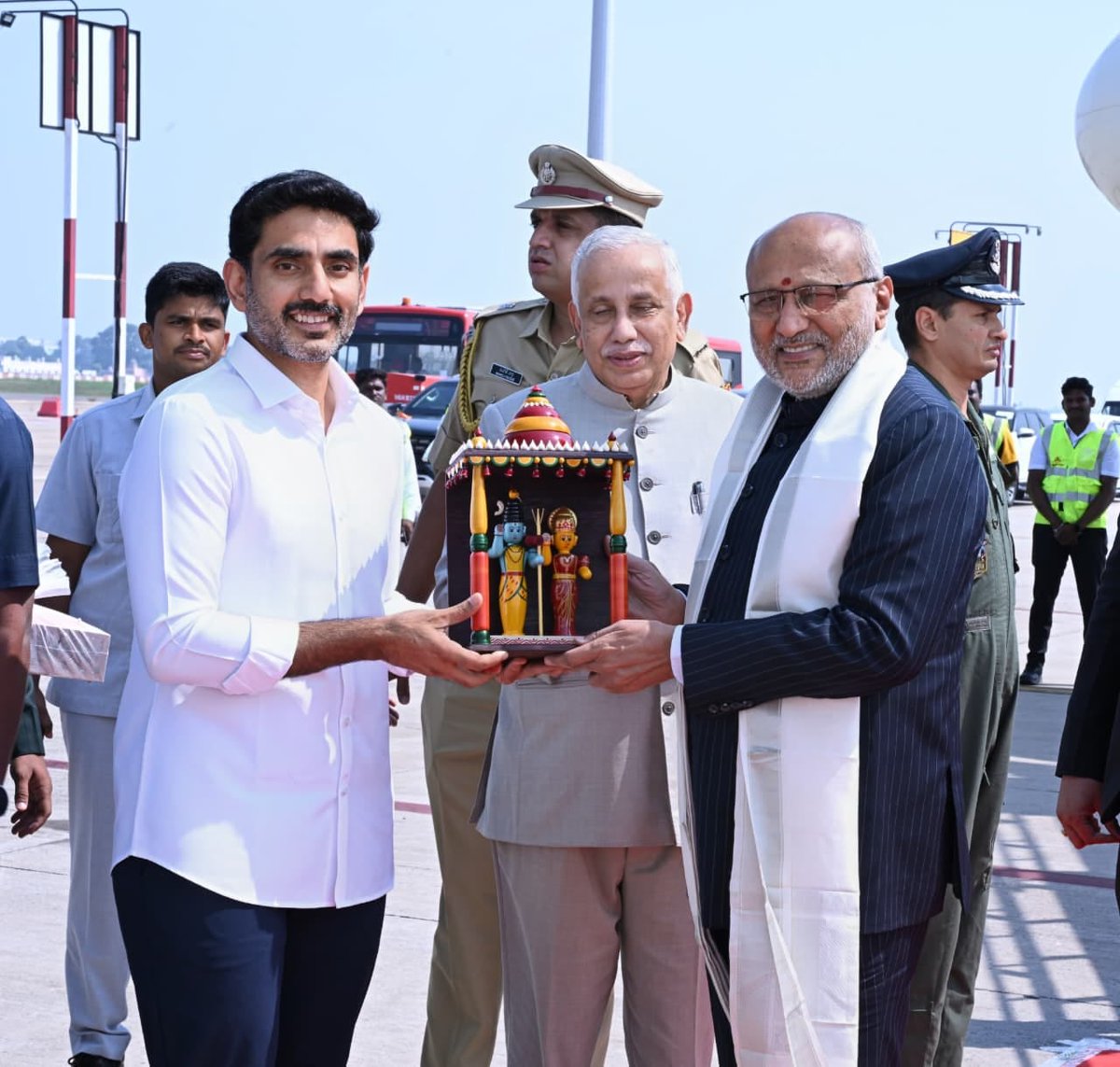 NRITDPPRESIDENT's tweet photo. విజయవాడలోని గన్నవరం విమానాశ్రయానికి చేరుకున్న భారత ఉప రాష్ట్రపతి సీపీ రాధాకృష్ణన్‌కు గవర్నర్ జస్టిస్ అబ్దుల్ నజీర్‌తో కలిసి విద్య, ఐటీ శాఖల మంత్రివర్యులు శ్రీ  నారా లోకేష్ గారు ఘానా స్వాగతం పలికారు. ఈ సందర్భంగా పుష్పగుచ్ఛం అందించి, శాలువాతో సత్కరించి, ప్రత్యేక జ్ఞాపికను బహూకరించారు. అనంతరం విజయవాడలోని అంబేద్కర్ కళావేదికలో డాక్టర్ ఎన్టీఆర్ ఆరోగ్య విజ్ఞాన విశ్వవిద్యాలయం 40వ వార్షికోత్సవం సందర్భంగా నిర్వహిస్తున్న రూబీ జూబ్లీ వేడుకల్లో ఉప రాష్ట్రపతి ముఖ్య అతిథిగా పాల్గొననున్నారు. 
#drraja #globalnritdp #ncbn #naralokesh #tdp #CPRadhakrishnan #VicePresidentOfIndia #AbdulNazeer #GovernorofAndhraPradesh
