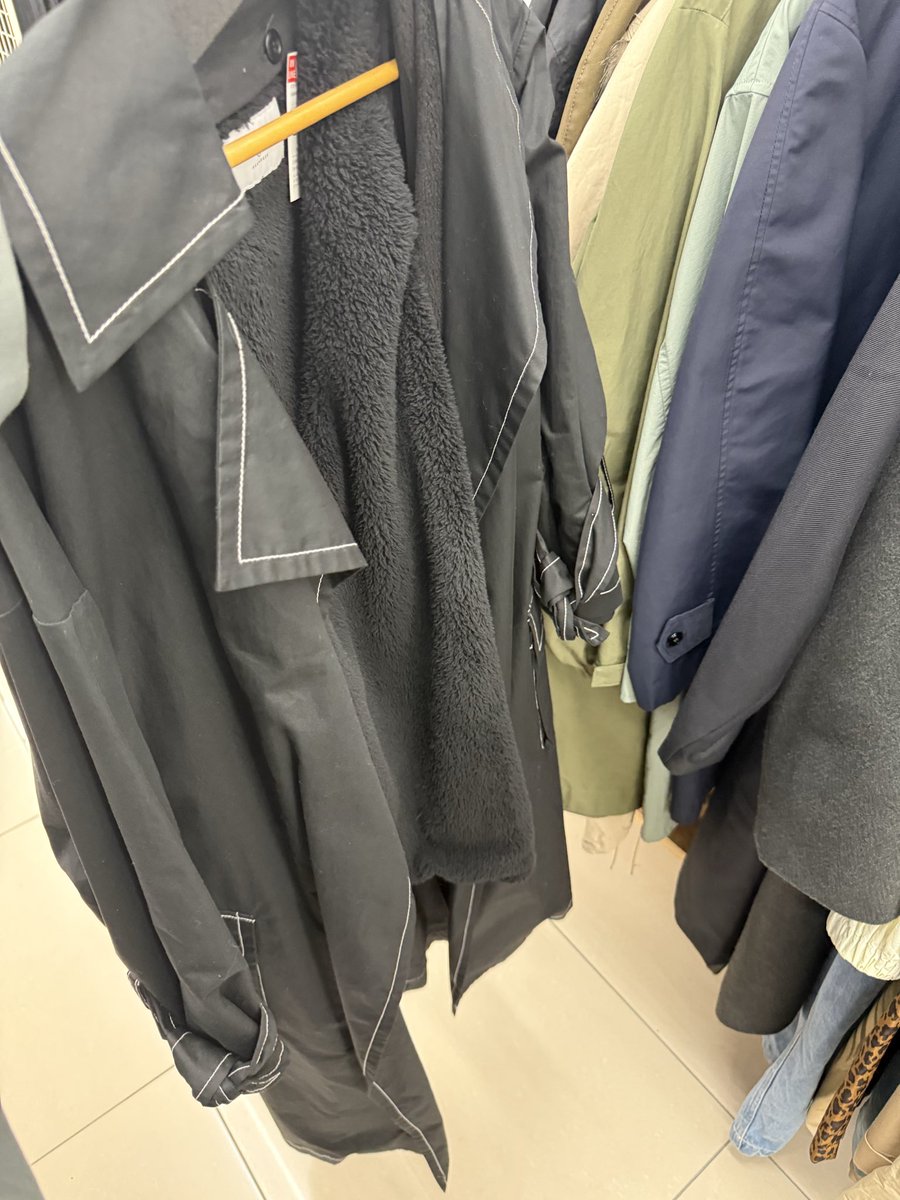 fennec_vrc's tweet photo. セカストで服見てたらいかにもキリトが着てそうな服あった、コスプレかな？ https://t.co/ysGDwn3Hu5