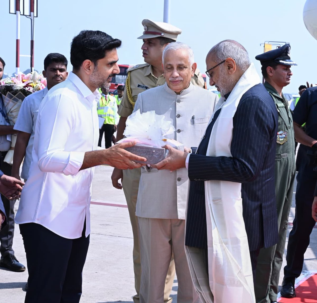 NRITDPPRESIDENT's tweet photo. విజయవాడలోని గన్నవరం విమానాశ్రయానికి చేరుకున్న భారత ఉప రాష్ట్రపతి సీపీ రాధాకృష్ణన్‌కు గవర్నర్ జస్టిస్ అబ్దుల్ నజీర్‌తో కలిసి విద్య, ఐటీ శాఖల మంత్రివర్యులు శ్రీ  నారా లోకేష్ గారు ఘానా స్వాగతం పలికారు. ఈ సందర్భంగా పుష్పగుచ్ఛం అందించి, శాలువాతో సత్కరించి, ప్రత్యేక జ్ఞాపికను బహూకరించారు. అనంతరం విజయవాడలోని అంబేద్కర్ కళావేదికలో డాక్టర్ ఎన్టీఆర్ ఆరోగ్య విజ్ఞాన విశ్వవిద్యాలయం 40వ వార్షికోత్సవం సందర్భంగా నిర్వహిస్తున్న రూబీ జూబ్లీ వేడుకల్లో ఉప రాష్ట్రపతి ముఖ్య అతిథిగా పాల్గొననున్నారు. 
#drraja #globalnritdp #ncbn #naralokesh #tdp #CPRadhakrishnan #VicePresidentOfIndia #AbdulNazeer #GovernorofAndhraPradesh