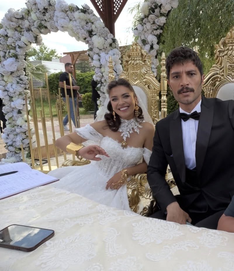 tvdiizidunyasi's tweet photo. Öyle uyumlu bir çift ki sosyal medyayı sallıyor resmen ve o kadar asılsız haberlere rağmen o kadar güzel işlerine sahip çıkıyorlar ki şu ana kadar yapılmış en iyi çift kasti olabilir bayılıyorum onlara https://t.co/PP67ifk5Sr