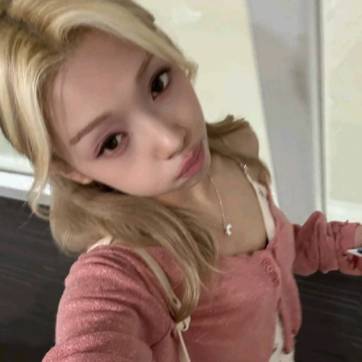 photosbyjia's tweet photo. A #SHELEE au  || As a k-pop idol, Gehlee gets busy from her schedules. Which leaves her girlfriend, Shea to worry about her. So every hour Gehlee sends updates to Shea so that she wouldn't had to worry until Gehlee doesn't update for the whole day.

#gehlee #shea https://t.co/3BUjBK91Sf
