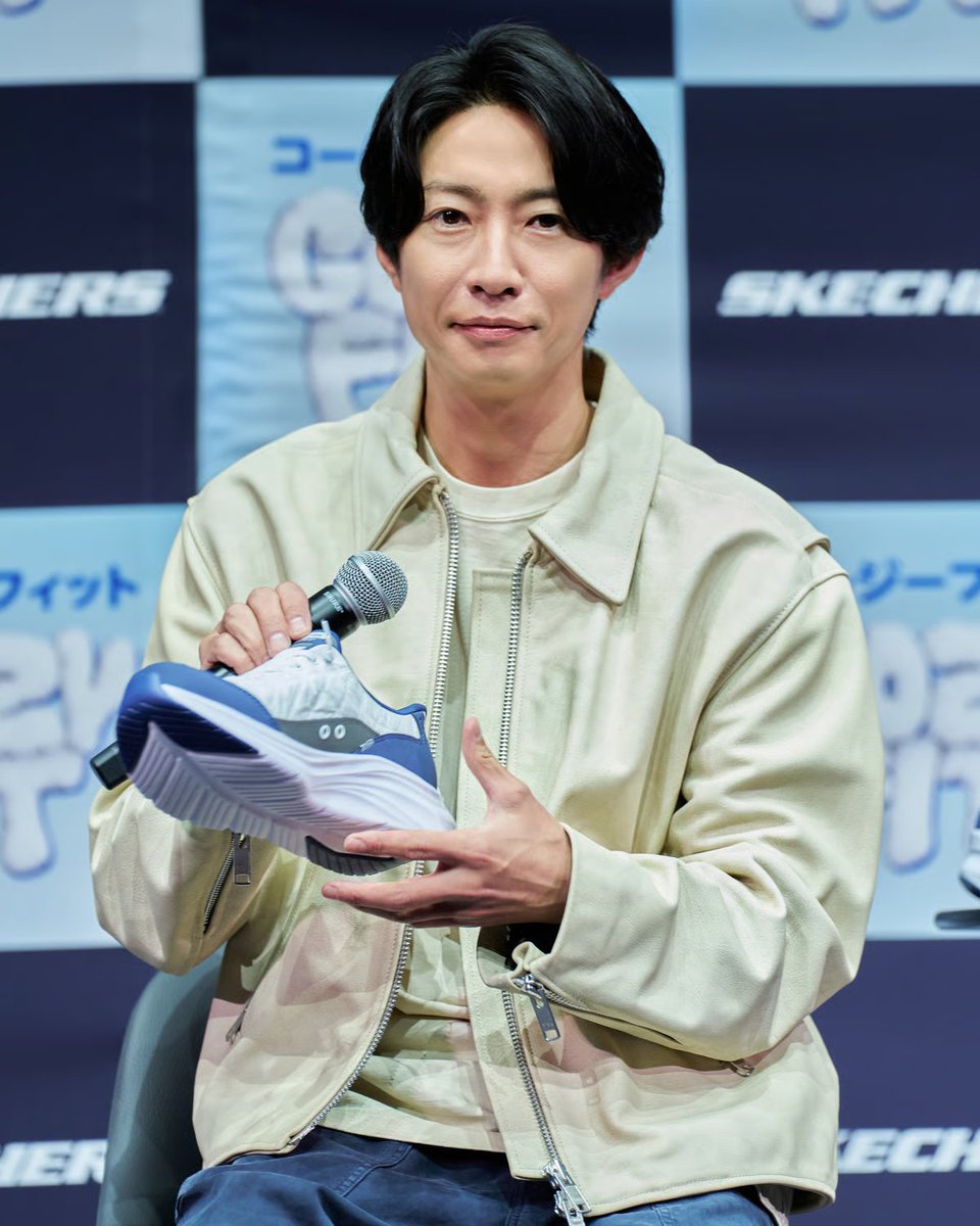 fashionsnap's tweet photo. 【新着】相葉雅紀がスケッチャーズの新アンバサダーに就任。新CMの撮影は、ロサンゼルスのユニバーサル・スタジオ内にあるセットで実施。ロサンゼルスでの撮影は、嵐として活動していた頃以来だったといい、「久しぶりだったのでテンションが上がりました。街を走っていると『ここでPVを撮ったな』と思い出すこともありました」と当時を懐かしんだ。