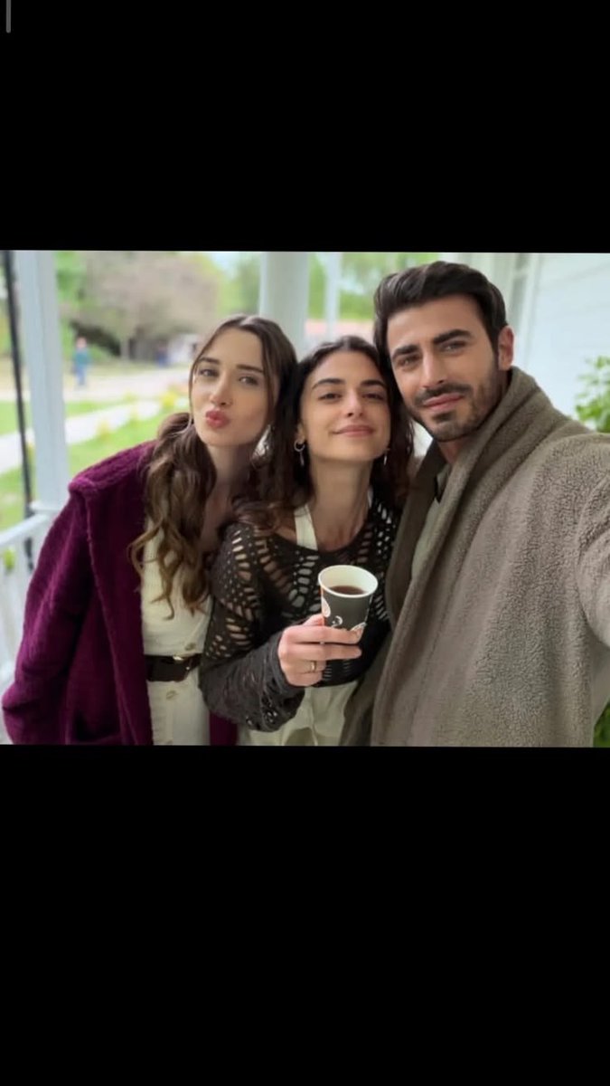 eylulbozbey's tweet photo. Arafta ka din!🥲
me seeing them getting one peaceful second together: 👁️👄👁️ also me, 2 seconds later: enters the scene koi mujhe ghar pe bithao yaar, main khud se pareshan hoon 💀
#hazlul https://t.co/sBHBqgO5yS