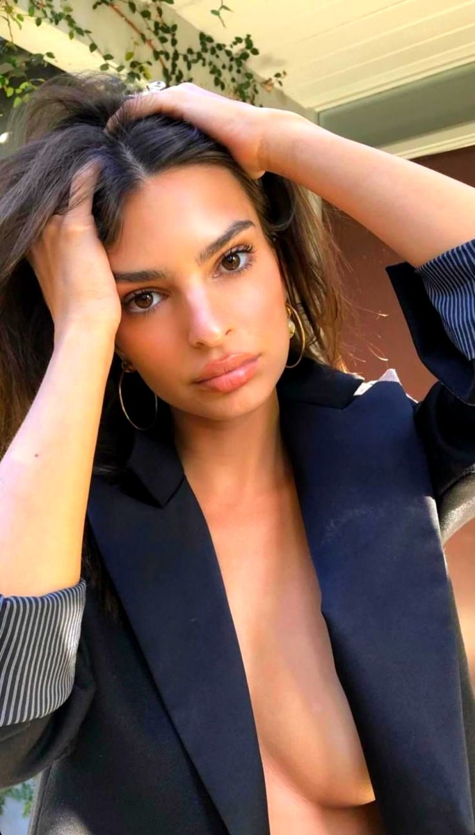 Okuta_iyebiye's tweet photo. Emily Ratajkowski 🤩 https://t.co/qxvLDWIzz7
