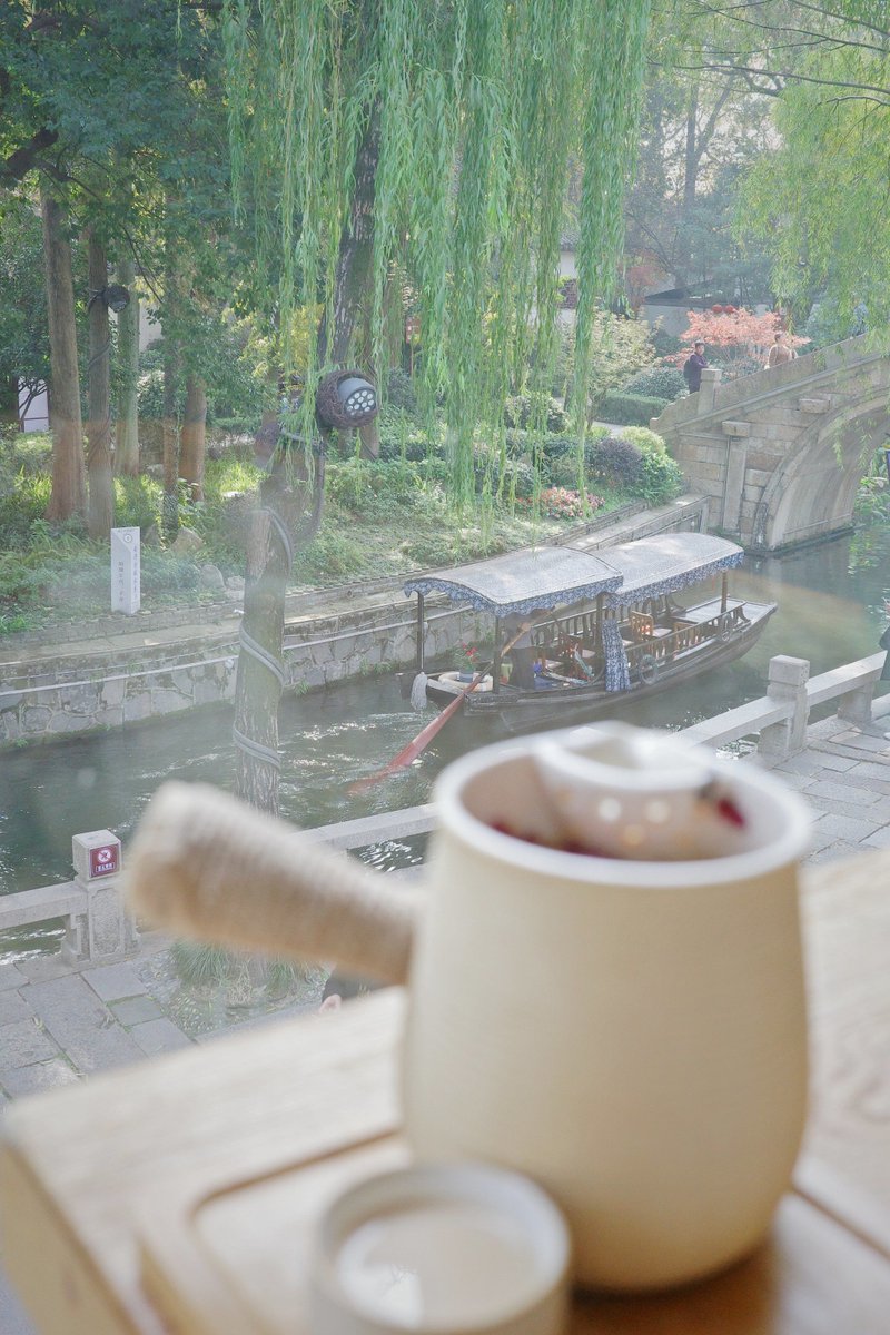 aljay250863's tweet photo. 「今日はお気に入りのトップスを着て、カフェでゆっくり過ごす揪晒客。」 https://t.co/qwP2ukxfrE