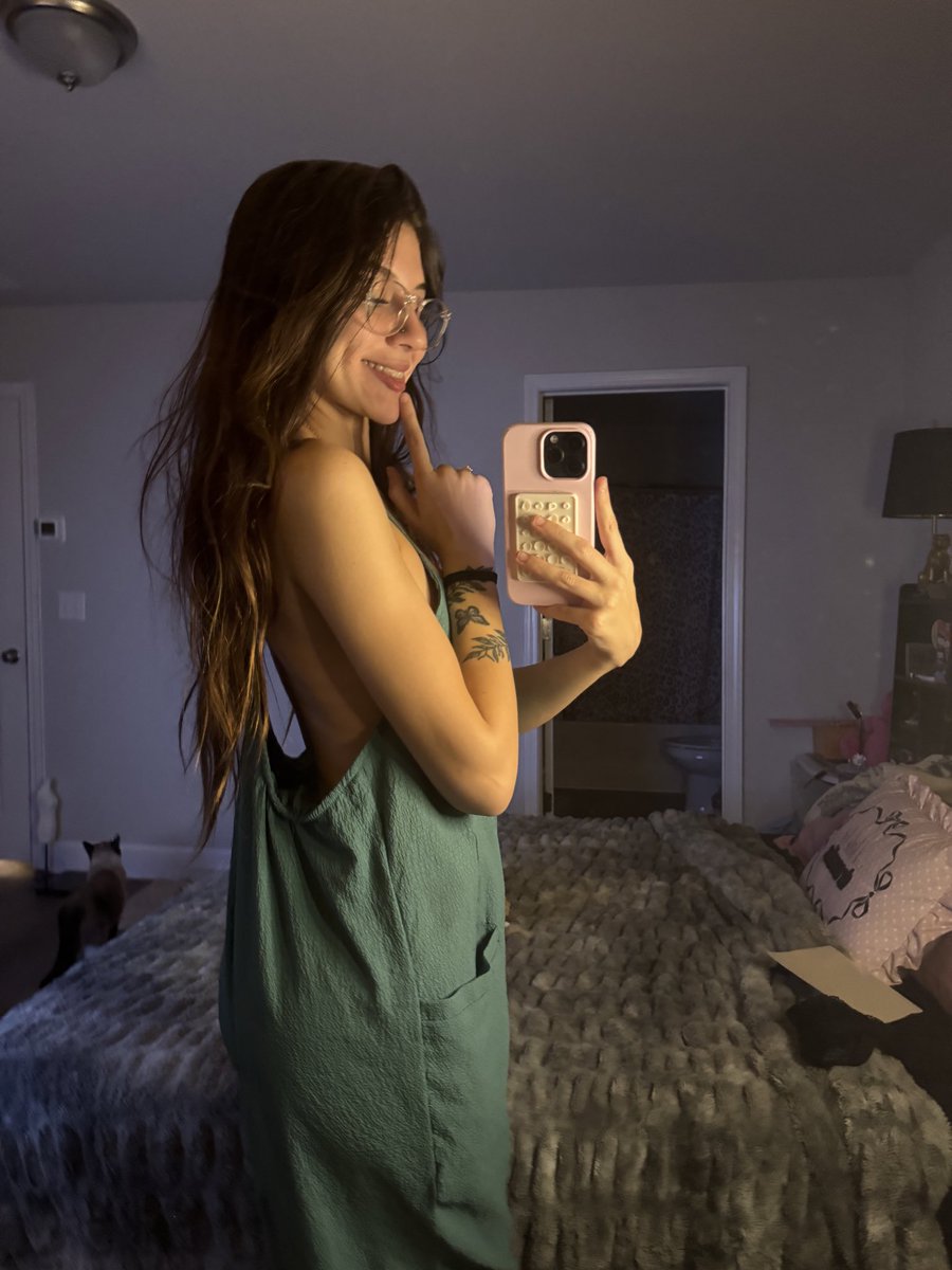 nova_fae17's tweet photo. fit check before i leave the house. am i getting compliments or changing outfits? 👀 https://t.co/nLvbhlpr7F