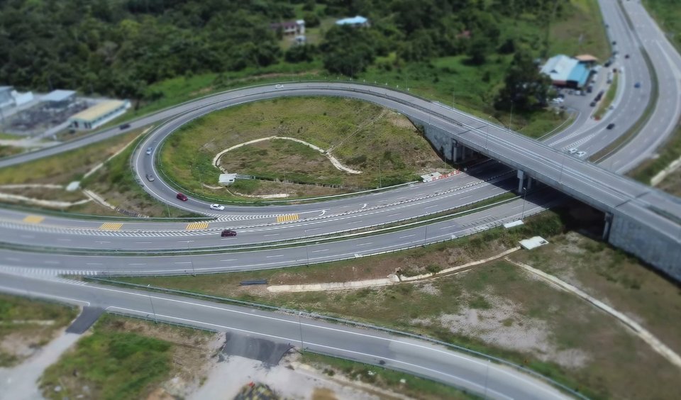 Marchfoward's tweet photo. SKANDAL BARU MALAYSIA DI SABAH

Malaysia dihimpit Skandal baru apabila Laporan Ketua Audit Negara mendedahkan yang Lebuhraya Pan Borneo Fasa 1 di Sabah hanya siap 11.7 peratus padahal Kerajaan sudah membayar 94.6 Peratus kos projek atau RM 10.547 Bilion 

Projek ini juga turut terlewat selama 5 Tahun. Sepatutnya ia disiapkan pada 2021. Jawatankuasa Kira Kira Wang Negara PAC akan menjalankan siasatan ke atas mereka terlibat dalam projek ini susulan perkara berkenaan 

Dilaporkan punca Projek ini lewat kerana

1) 19 pakej projek dimulakan sebelum Laporan Penilaian Alam Sekitar

2) 57 Arahan Perubahan Kerja diluluskan tanpa kebenaran Ketua Setiausaha Perbendaharaan dan Lembaga Perolehan Jabatan Kerja Raya melibatkan kos RM 513.99 Juta

3) RM 163.64 Juta dibayar tanpa kontrak kepada kontraktor atau perunding projek 

4) Kehilangan 77,299 Fail Pemantauan Projek

5) Kerajaan tidak menuntut semula dana pendahuluan kerajaan untuk kerja utiliti berjumlah RM 41.37 Juta

6) Banyak kontraktor belanja berlebihan kerana pengurusan projek yang lemah dan melanggar banyak peraturan kewangan. Serta masalah pengurusan dalam pembinaan projek menyebabkan kelewatan melampau

Disebabkan itu. Kos Projek ini meningkat sebanyak RM 484 Juta dan menyebabkan Lebuhraya ini hanya boleh siap pada 2030. Dari 2016-2026 hanya  4 bahagian projek daripada 35 bahagian Projek disiapkan. Baki 31 projek melibatkan 9 bahagian ialah projek sakit, 13 lewat dari jadual dan 9 mendahului jadual namun belum siap. 35 Bahagian Projek itu adalah sepanjang 706 km keseluruhan. 

Kos untuk Projek Fasa 1A juga meningkat melebihi had maksimum kerajaan sebanyak RM 987 Juta susulan masalah ini kepada RM 11.323 Bilion dan Kerajaan terpaksa menangguhkan Fasa 2 dan Fasa 3 projek ini

PAC memaklumkan masalah ini bukan sahaja melibatkan kontraktor di tapak pembinaan, tetapi juga melibatkan masalah pentadbiran dan pengurusan di peringkat kerajaan. Disebabkan itu Kementerian Kerja Raya, Jabatan Kerja Raya dan JKR Sabah akan turut dipanggil PAC untuk siasatan Menyeluruh