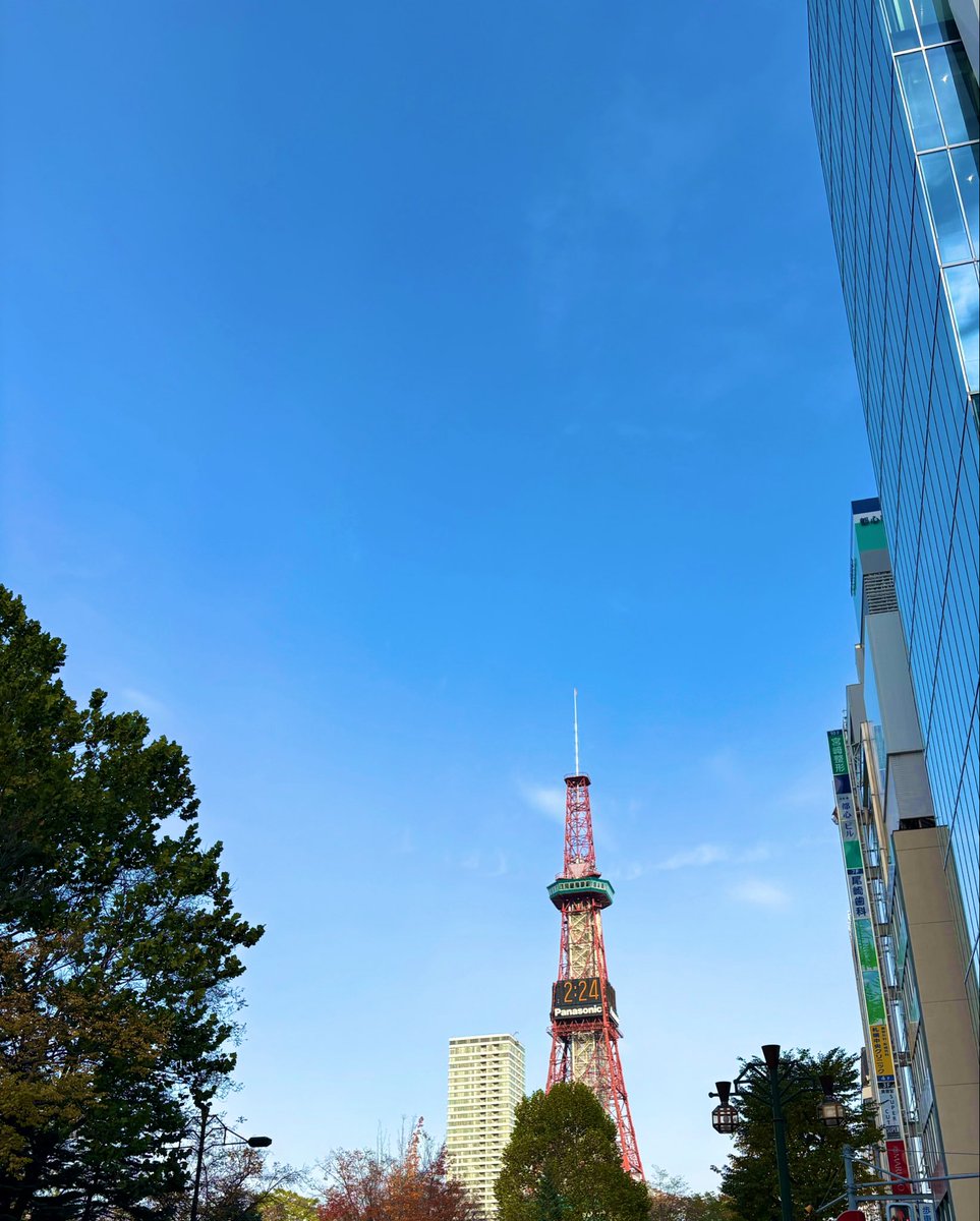tmptainment's tweet photo. おそようございます☁️

朝からバタバタでした
やれてない事が多すぎる！
時間の使い方を工夫しないとね

もうグッと寒くなってきて
イルミの準備も着々と進んでる
冬だね☃️

今週も頑張っていきましょう💪 https://t.co/K3ilMFXnDo