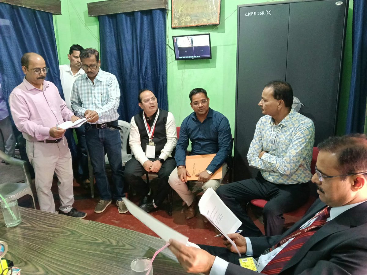 CMPFOIndia's tweet photo. दिनांक 23/10/2026  को कोयला खान भविष्य निधि संगठन (CMPFO) के आयुक्त महोदय द्वारा क्षेत्रीय कार्यालय, देवघर का निरीक्षण किया गया। इस अवसर पर क्षेत्रीय कार्यालय, देवघर के क्षेत्रीय प्रमुख श्री रूपक चट्टोपाध्याय, सहायक आयुक्त द्वारा माननीय आयुक्त महोदय का स्वागत किया गया। https://t.co/VsrENeDQe2