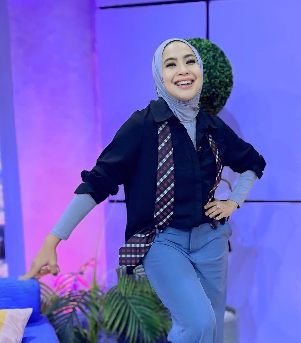 seduhtehnya's tweet photo. Feni Rose bongkar awal mula acara Silet yang dulunya acara mistis berubah jadi acara gosip!

Dia nostalgia ke 24 tahun lalu pas masih bawain Silet dan sempat wawancarain Manohara.

Banyak yang penasaran kenapa Silet yang dulu dikenal acara mistis akhirnya jadi full infotainment.

Feni bilang di awal kemunculannya Silet tayang 5 kali seminggu. Nah dua hari isinya tema mistis lalu tiga hari sisanya bahas berita seleb.

Tapi lama-lama acaranya berubah jadi berita seleb semua. Alasannya karena ada peraturan dari KPI yang ngelarang acara mistis tayang di siang hari.

Akhirnya rasa penasaran para penggemar Silet terjawab yaaaa. Ada nggak di sini generasi milenial yang masih inget sama Silet versi mistis? 👀