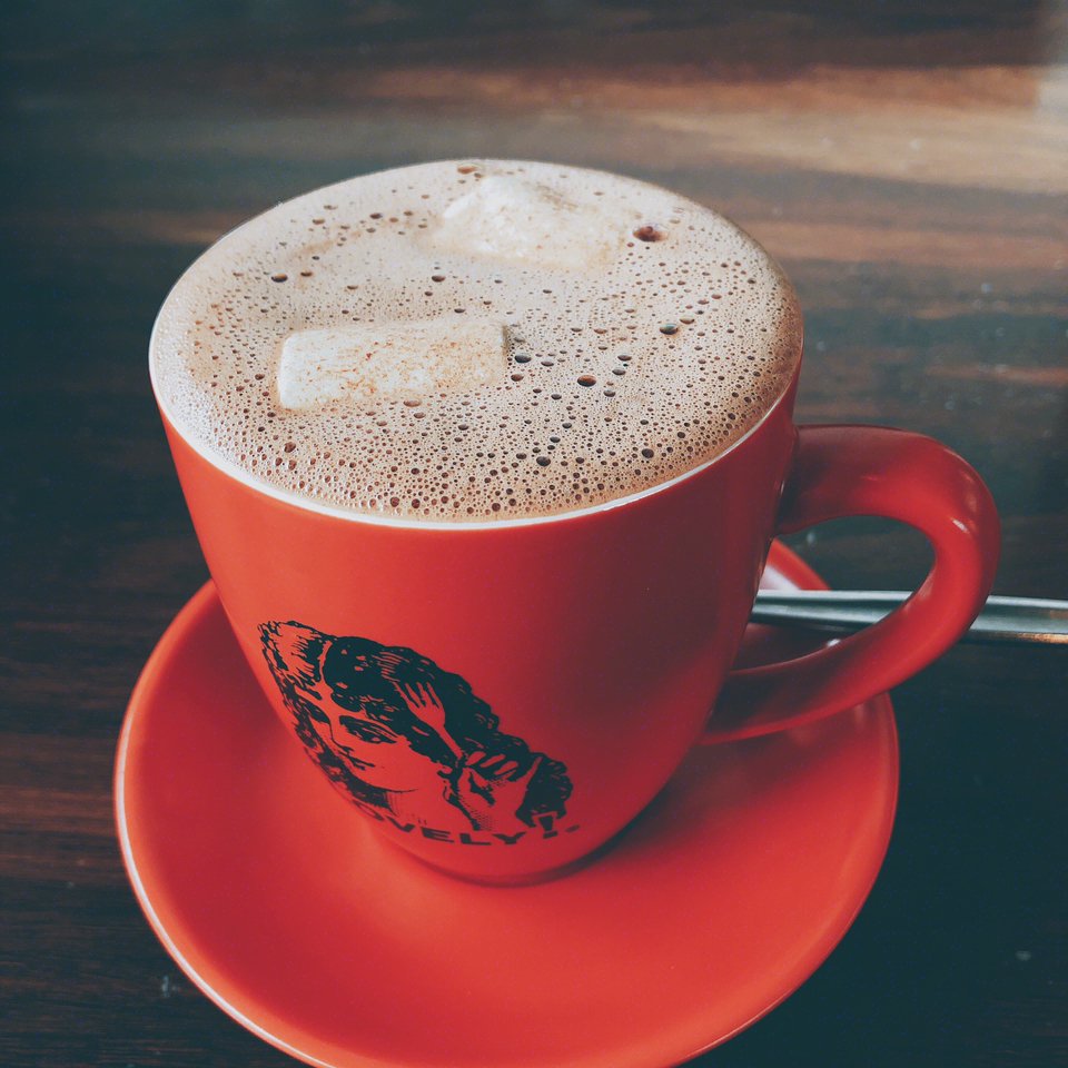 nugyfyui's tweet photo. 目覚めのコーヒーに唐辛子を探しちゃう、寝ぼけ朝のハプニング https://t.co/zEPBEafgLx