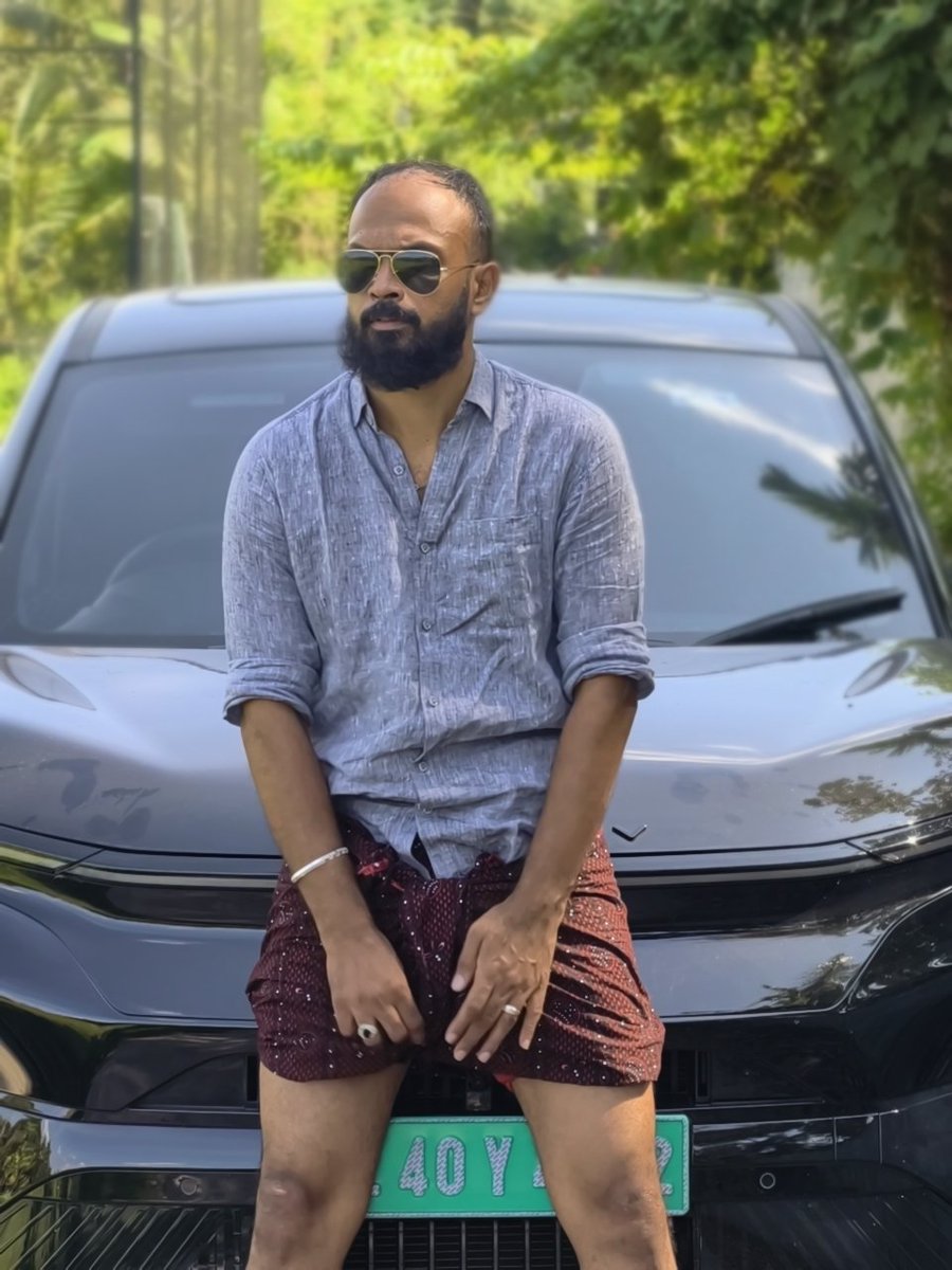 PSY__Kl's tweet photo. The നാടൻ മല്ലു ലുക്ക് പിടിച്ചാൽ എങ്ങനെ ഉണ്ടാകും? https://t.co/ew6dtODSI9
