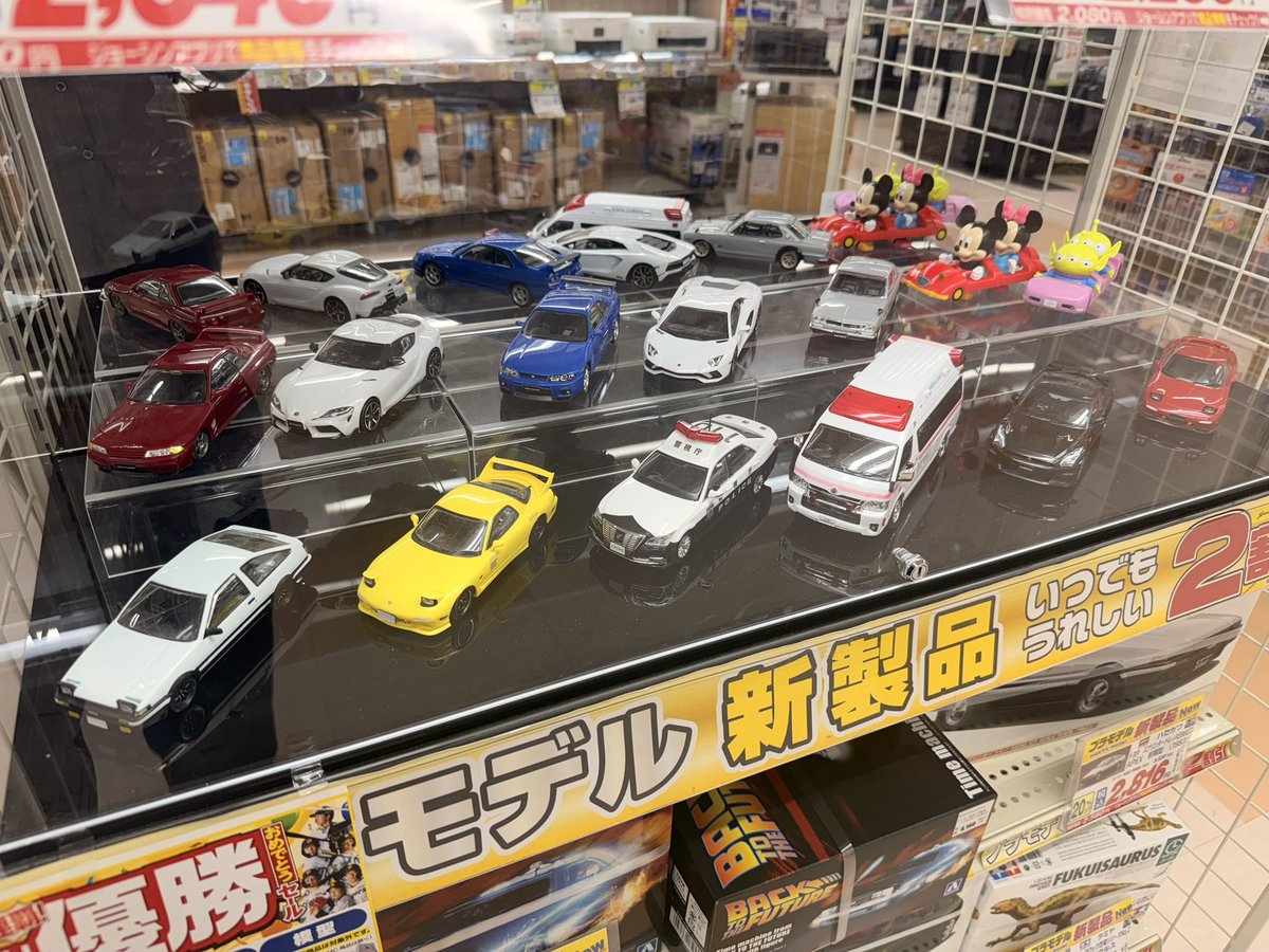 MJ_TokyoJapan's tweet photo. 【モデルカー勢揃い】

青島文化教材社のザ・モデルカー

「ザ☆モデルカーシリーズ」は、
サンバーのような軽トラックから
センチュリー、GT-Rのような
最高級車・スーパースポーツカーまで、
1/24スケールの人気カーモデルを網羅する、
アオシマの代表的なカーモデルシリーズです。 
テスラやヒョンデをはじめとする
電気自動車や輸入車は
ほぼ無かったですが、
国産車ならある程度揃っています。

私の大好きなトヨタ セルシオや
クラウン マジェスタも🚗

懐かしさを感じさせてくれる

いつかはチャレンジして作ってみたい🛠️