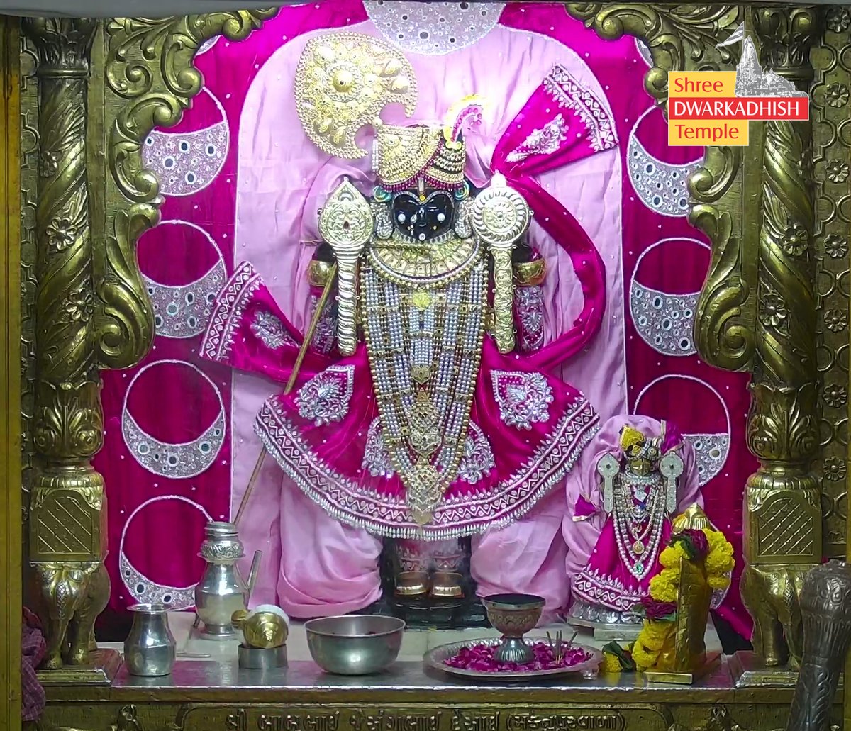 DwarkaOfficial's tweet photo. राजाधिराज द्वारकाधीश जी के श्रृंगार आरती दर्शन🙏🏻
श्री द्वारकाधीश मंदिर द्वारका,गुजरात
दिनांक :- 26/10/2026 सोमवार                       

#Dwarka #shringararti
#ShridwarikadhishmandirOfficial https://t.co/Sbj66DkgPE