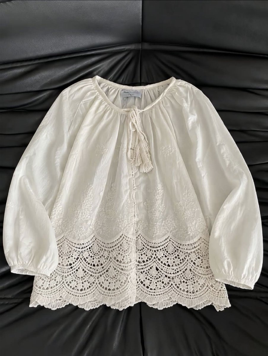 chiwryy's tweet photo. GIRLLL LIAT BLUSENYA LUCU-LUCU BANGET 😭🤍 detail lace sama bordir bunganya bikin outfit keliatan manis dan elegan, dipaduin sama jeans aja udah cantik banget buat ngampus, kerja, atau hangout 🥹🎀 https://t.co/KJH4YhfZFC