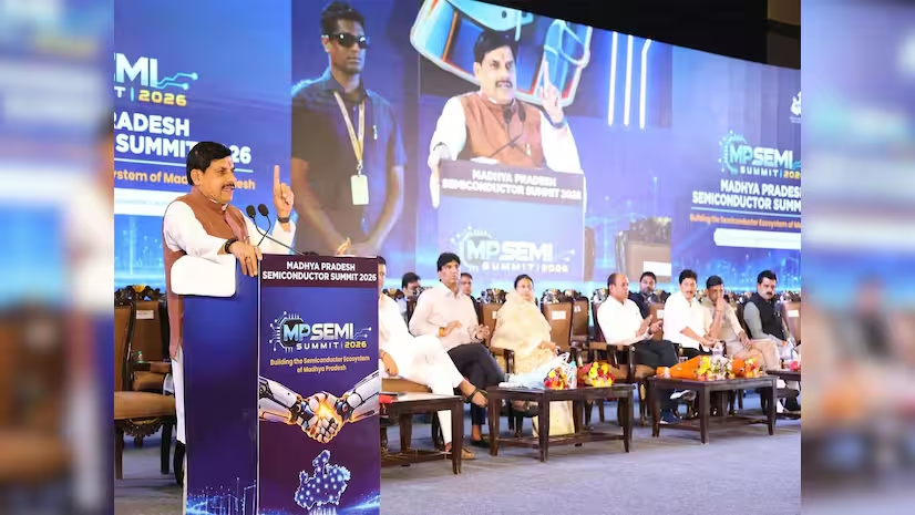 DelhiDiplomacy's tweet photo. MP's semiconductor summit closed with Rs 15,425 crore in proposals and 14,450 jobs in sight: a Rs 6,415 crore Gwalior data centre, a lithium-cell plant in Bhopal, chip design units. The chip map is widening. #Semiconductor #MadhyaPradesh https://t.co/x2EPuFchAv