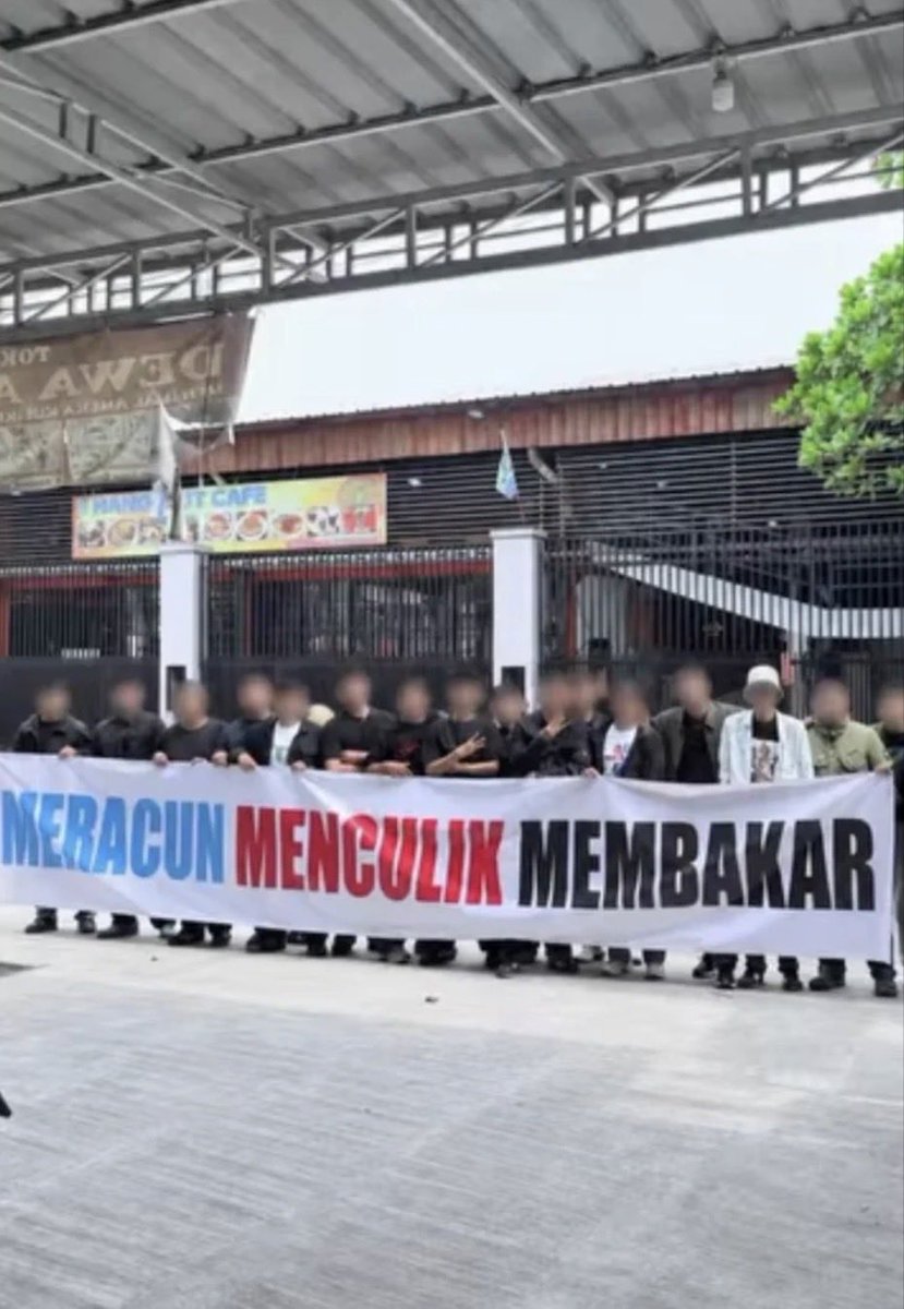 tb_bebasari's tweet photo. It’s going to be one of the legendary banners. 

Dari kawan2 bobotoh Cikampek. Via @BachrySyaeful https://t.co/nVvTyaKQwX
