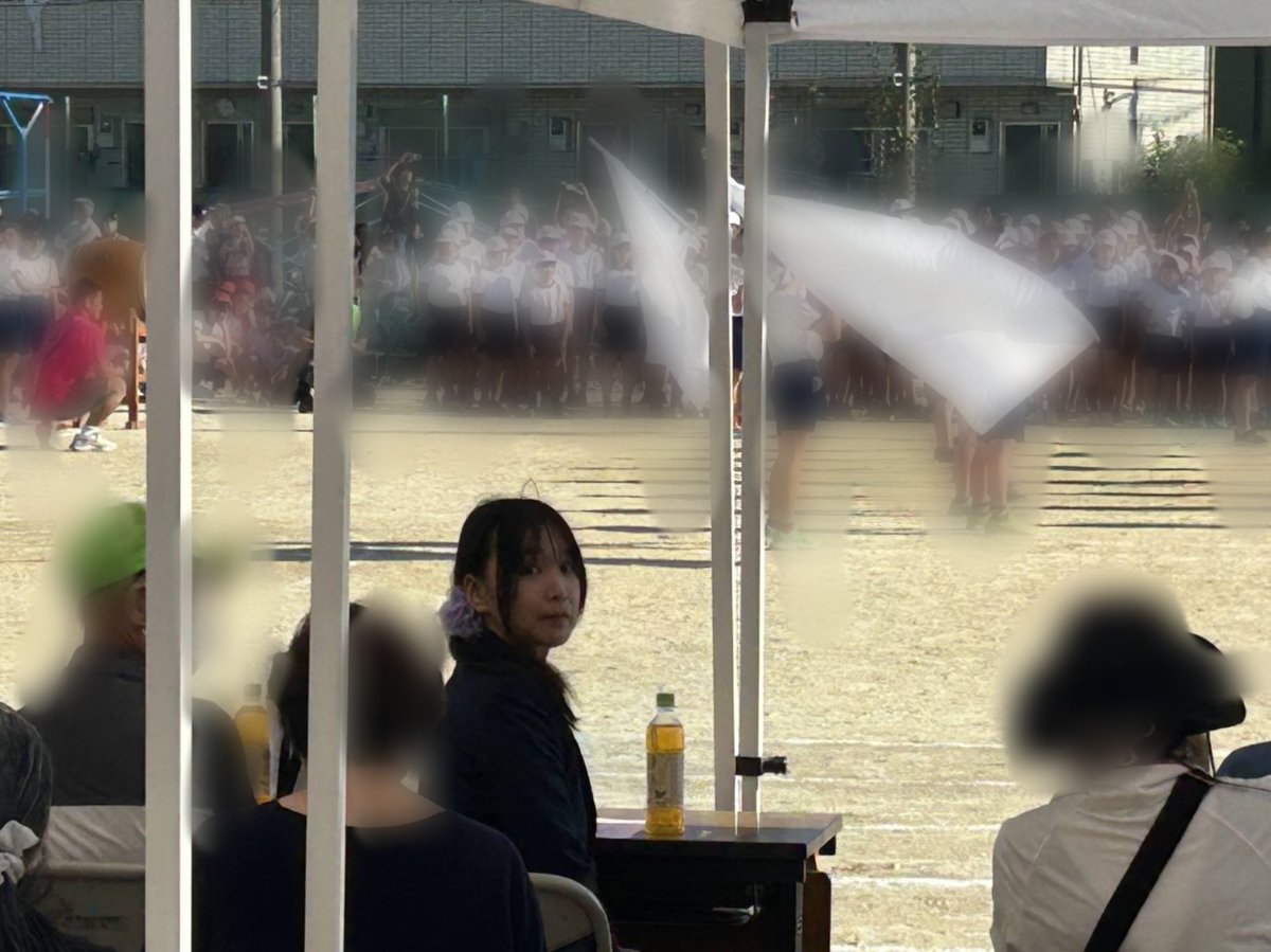 OKAMOTO_SAYURI_'s tweet photo. 10月17日（土）は、地元小学校の運動会に来賓出席してきました！
秋晴れの爽やかな好天にも恵まれ、​開会式での子どもたちの元気いっぱいの選手宣誓から胸が熱くなりましたとともに、何といっても子どもたちの頑張る姿に目が離せませんでした。
​まずは、小学校に入学して初めての運動会となった小1の長女。一生懸命に覚えた低学年の可愛いダンスでは、音楽に合わせてニコニコと楽しそうに踊る姿に、思わず目を細めてしまいました。
​そして、練習の成果を力強く発揮していた長男のソーラン節も、親として本当に見応えがありました。
​さらに、最高学年である6年生の組体操。いつ見ても、仲間と心を一つにして作り上げるダイナミックな技の数々と真剣な表情には胸を打たれます。下級生たちにとっても、最高のお手本となる素晴らしい集大成でした。
​グラウンドを駆け回る子どもたちの笑顔や、温かく見守る地域・保護者の皆様の雰囲気に包まれ、改めて地元行事の素晴らしさを実感する一日となりました。準備・運営に尽力してくださったPTAや学校関係者の皆様、本当にお疲れ様でした！