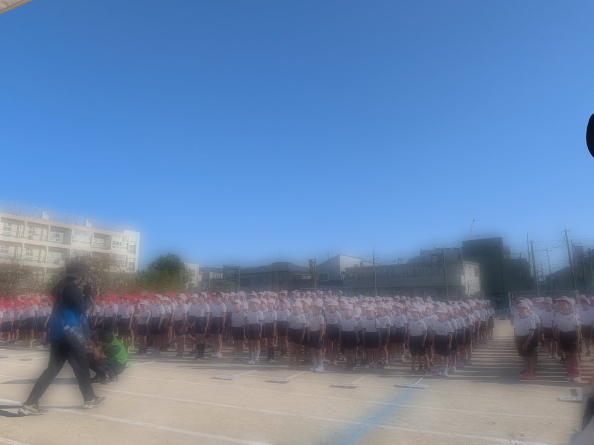 OKAMOTO_SAYURI_'s tweet photo. 10月17日（土）は、地元小学校の運動会に来賓出席してきました！
秋晴れの爽やかな好天にも恵まれ、​開会式での子どもたちの元気いっぱいの選手宣誓から胸が熱くなりましたとともに、何といっても子どもたちの頑張る姿に目が離せませんでした。
​まずは、小学校に入学して初めての運動会となった小1の長女。一生懸命に覚えた低学年の可愛いダンスでは、音楽に合わせてニコニコと楽しそうに踊る姿に、思わず目を細めてしまいました。
​そして、練習の成果を力強く発揮していた長男のソーラン節も、親として本当に見応えがありました。
​さらに、最高学年である6年生の組体操。いつ見ても、仲間と心を一つにして作り上げるダイナミックな技の数々と真剣な表情には胸を打たれます。下級生たちにとっても、最高のお手本となる素晴らしい集大成でした。
​グラウンドを駆け回る子どもたちの笑顔や、温かく見守る地域・保護者の皆様の雰囲気に包まれ、改めて地元行事の素晴らしさを実感する一日となりました。準備・運営に尽力してくださったPTAや学校関係者の皆様、本当にお疲れ様でした！