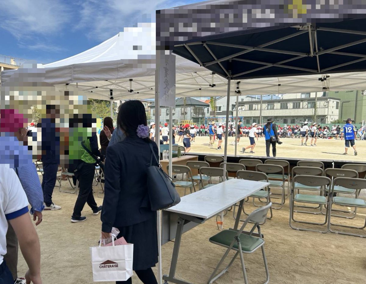 OKAMOTO_SAYURI_'s tweet photo. 10月17日（土）は、地元小学校の運動会に来賓出席してきました！
秋晴れの爽やかな好天にも恵まれ、​開会式での子どもたちの元気いっぱいの選手宣誓から胸が熱くなりましたとともに、何といっても子どもたちの頑張る姿に目が離せませんでした。
​まずは、小学校に入学して初めての運動会となった小1の長女。一生懸命に覚えた低学年の可愛いダンスでは、音楽に合わせてニコニコと楽しそうに踊る姿に、思わず目を細めてしまいました。
​そして、練習の成果を力強く発揮していた長男のソーラン節も、親として本当に見応えがありました。
​さらに、最高学年である6年生の組体操。いつ見ても、仲間と心を一つにして作り上げるダイナミックな技の数々と真剣な表情には胸を打たれます。下級生たちにとっても、最高のお手本となる素晴らしい集大成でした。
​グラウンドを駆け回る子どもたちの笑顔や、温かく見守る地域・保護者の皆様の雰囲気に包まれ、改めて地元行事の素晴らしさを実感する一日となりました。準備・運営に尽力してくださったPTAや学校関係者の皆様、本当にお疲れ様でした！