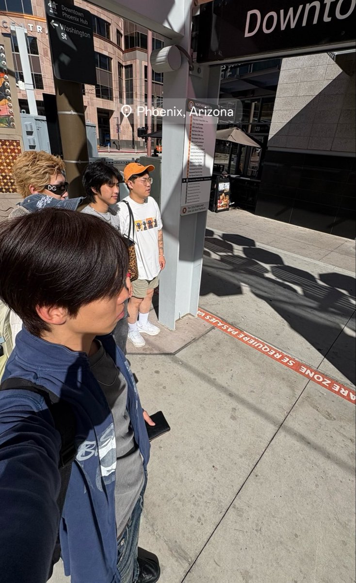 bemindlee's tweet photo. พวกแก๊งเด่กผชกำลัง city tour หรอ ไม่เห็นหน้าเตนล์ แต่รู้ว่าคือคนไหน เพราะดูจากหมวก 😂 https://t.co/ZBxxRzwzft
