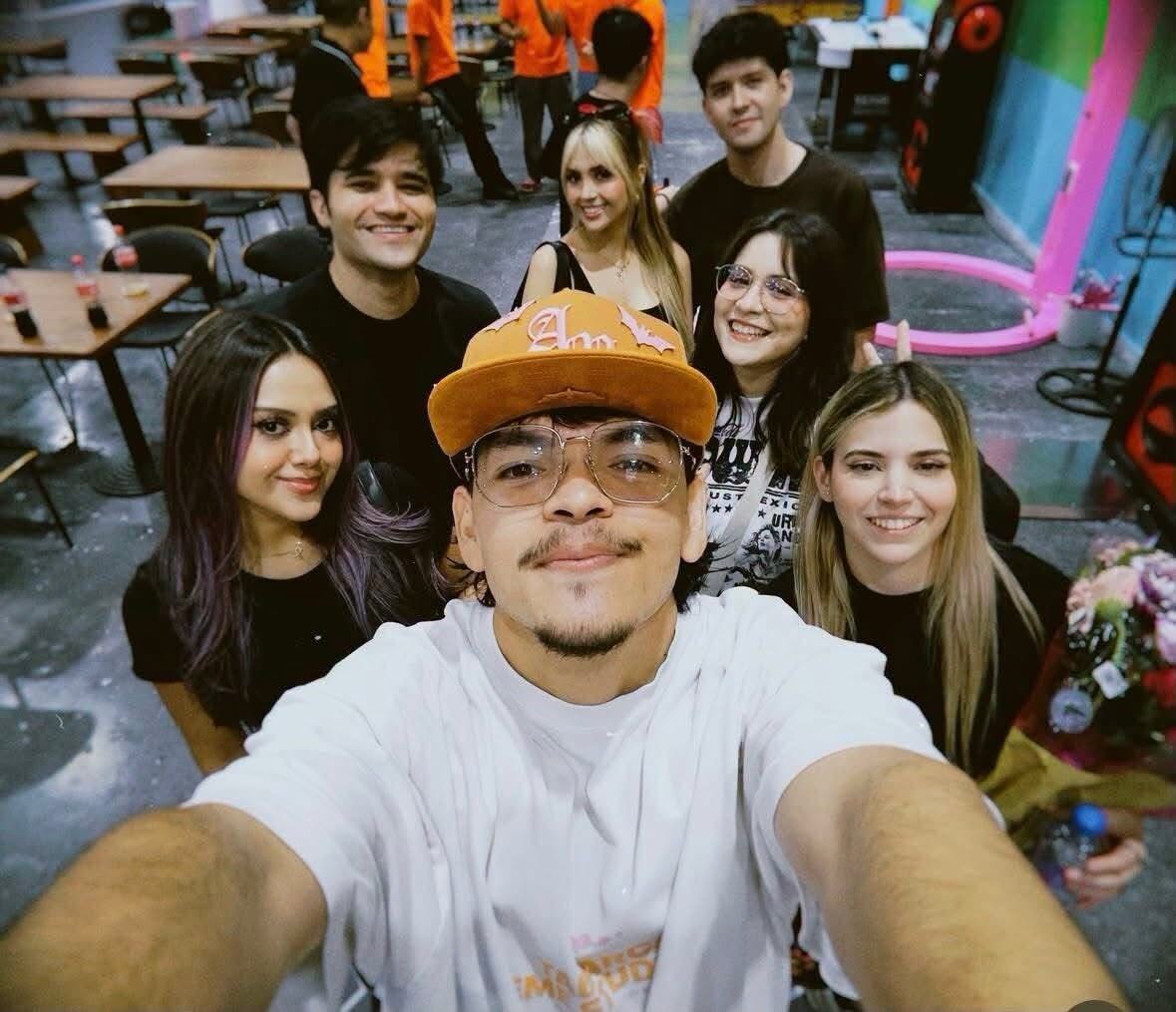 blogdelnarcomex's tweet photo. Se habria suicidado!, Reportan muerte del influencer, creador de contenido y streamer El Komanche en una vivienda de la colonia Paseo de Cumbres en Monterrey, Nuevo León, lo habrian encontrado ahorcado en el patio, LEE MÁS AQUÍ 👇👉 https://t.co/xoye0InXxJ https://t.co/7FgQd9aDmO