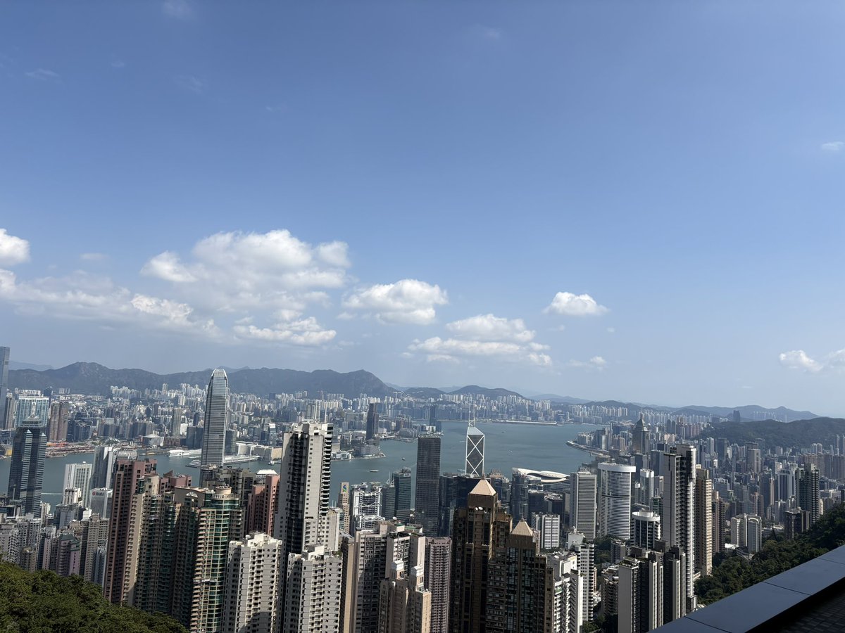 yd2366212's tweet photo. 香港きた！🇭🇰
人多くてビルめっちゃ高くていろんな国の人おる！
テンプルストリート歩いてたら火事あったみたい🙄
ちょっと濡れたw https://t.co/chqIEboLRa
