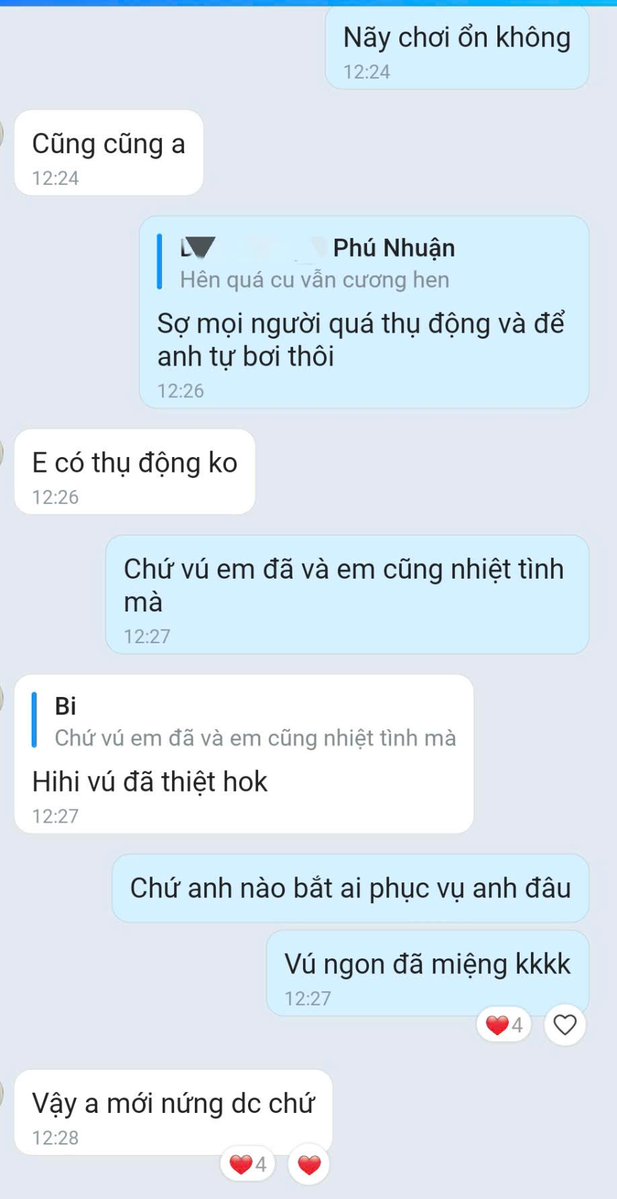 BiMore68's tweet photo. NHẤT BUỔI TRƯA... NHÌ THÌ CŨNG BUỔI TRƯA :)))
📍Nhật ký: Phú Nhuận, TPHCM 
Cảm ơn vì đã giúp đỡ em Bi đi qua giai đoạn này.

Bạn khách có gia đình rồi, menly, body thon gọn, vú bạn ngon xỉu. Bạn book em Bi sau vụ drama bị vài acc không xác định được đã đi với em Bi chưa vào miệt thị và tách ý ra khỏi ngữ cảnh để dẫn sang một nghĩa hoàn toàn khác. 

Bạn ghẹo miết "hên qua cu vẫn cương" không như lời đồn. Anh em hẹn nhau ở khách sạn Phú Nhuận, hỏi rõ nhau nhu cầu, cái gì thích cách gì không thích các kiểu. 

Yêu cầu của bạn là bú vú với bú ass, không bú cu bạn, bú vú bạn nhiều, chơi nhẹ nhàng cho bạn quen trước rồi tuỳ tình hình mới dập sau.

Em Bi đến đóng cửa chốt khoá lại. Tắt đen cho phòng tối cho đỡ ngại và để phòng tránh cam ẩn nhưng vẫn thấy đường hành sự. 

Em Bi nằm cạnh bạn xoa xoa ngực, vuốt từ bụng dưới lên ngực bạn. Em Bi cúi xuống bú liếm nút vú bạn. Lưỡi liếm chậm quanh núm, môi ngậm hút nhẹ rồi mạnh hơn. Bạn yêu cầu dùng răng cắn nhẹ vú. Em Bi cắn nhẹ đầu ti, bạn rên khẽ, người giật nhẹ. 

Cặc bạn bắt đầu cương cứng, đầu khấc to rõ, con cặc bạn thẳng băng. Em Bi đổi bên bú liếm tiếp. Liếm cơ thể lướt xuống bụng dưới, liếm qua đùi. Em Bi không nút đ���u khấc vì bạn yêu cầu không bú cu nhưng em Bi liếm dọc thân cặc làm bạn rên rỉ.

Em Bi bắt đầu đút cặc vào lỗ ass của bạn chậm rãi từ tốn để bạn quen. Sau đó để im một lúc cho bạn quen dần rồi nhấp dần nhẹ nhẹ, tăng nhịp dần. Lỗ ass của bạn khít, ôm sát và khít rịt con cặc em Bi luôn nên em Bi cứ nhẹ nhàng để bạn không đau và quen dần. 

Sau đó bạn đẩy em Bi nằm xuống, bạn bắt đầu nhún. Nhún một lúc em Bi hẩy cặc lên lỗ ass của bạn. Rồi trở lại thế đụ nằm ngửa. 

Em Bi từ thế ngồi thì quỳ lên cúi xuống vừa đụ vừa nút núm vú của bạn. Nắc nhanh hơn, bú vú nhiệt hơn. Bạn rên to hơn và bắn ở thế đó từ lúc nào em Bi không hay biết luôn. Em Bi dừng lại để bạn thở chậm hơn thì thấy bạn đã ra rồi...

Buổi trưa Sài Gòn nhiều nắng mà cũng có nhiều mây. Bạn nằm đó thở đều em Bi nằm cạnh xoa xoa chân tay cho bạn. Sau đó em Bi vào tắm vệ sinh lại và di chuyển về trước mà cảm giác vú ngon của bạn vẫn còn trong miệng, núm vú của em Bi dần cứng trong cái nắng trưa của Sài Gòn...

Dù anh em thích chơi kiểu nhẹ nhàng, tình cảm, mơn trớn hay dồn dập, liên hồi thêm một chút bạo, em Bi đều cân được hết.  

📲Anh em cần top chơi dai, vui vẻ, nhiệt tình hết mình thì cứ tìm em Bi nhé.