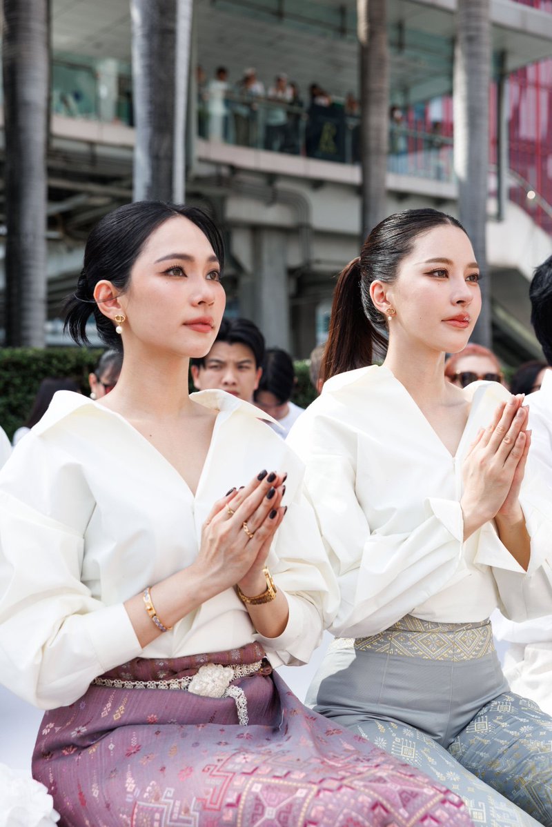 buymaphrms12000's tweet photo. #ปุยนุ่นบิ๊นท์ ค่ะ #PuinoonBint ถ้าได้เเม่ครูบุหลัน หมวดภีม มาร่วมงานกับเน็ตฟลิกซ์ รับรองว่าสุดจะปังไม่ผิดหวังเเน่นอนค่ะ 🫶🫶 https://t.co/2bbowTUTIm