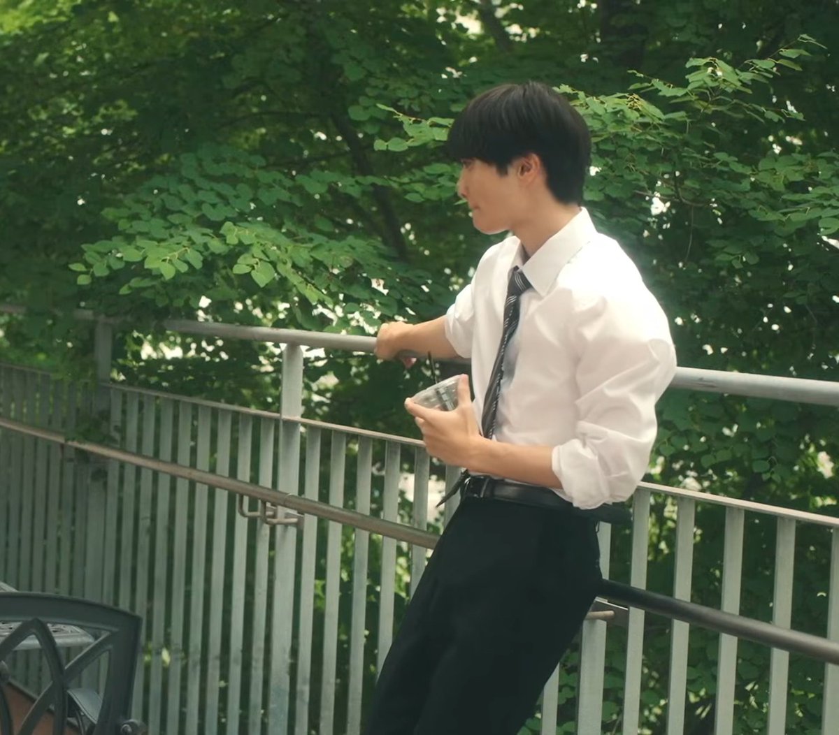sotaflms's tweet photo. Ao in rolled up sleeves he's looking so fine https://t.co/GP5J0pOnCO