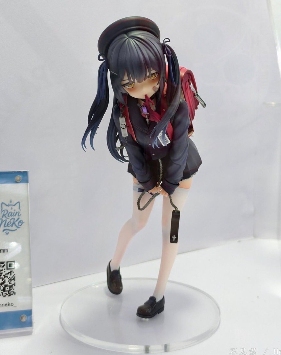chiwibits's tweet photo. genuinely what is wrong with figure companies &amp; lying about their items... what happend to her 💔 https://t.co/bFAAPeg2uV