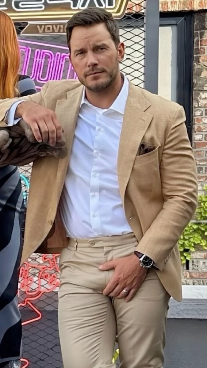 PridePopCulture's tweet photo. Chris Pratt dressed like he just got promoted to CEO of stealing your man. 😭😂🏳️‍🌈 https://t.co/sSepckXwCp