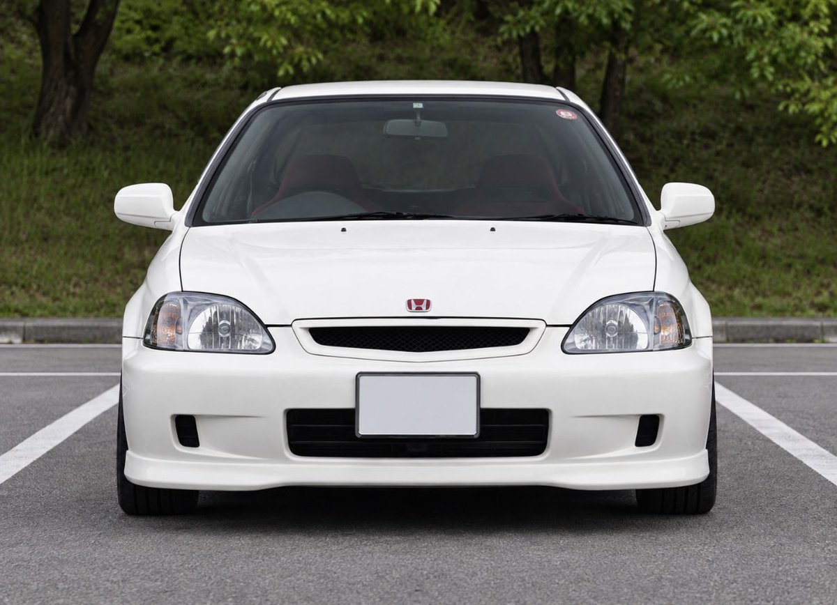 teammho's tweet photo. 今考えると、初代シビックタイプR（EK9）って無敵の一台だったんじゃないかと思う。

1.6L自然吸気で185馬力。最高回転数8,400rpmのB16B型VTECエンジン。車重は約1トン。5MTで走りも抜群。

それでいて普通に4人乗れて、荷物も積める。燃費も悪くないし、普段使いも余裕。

しかも新車価格は約200万円。

サー��ットで楽しめて、通勤にも買い物にも使える。維持費だって比較的手頃。

今こんな車を200万円で出したら、とんでもない人気になると思う。

当時はこれが普通に新車で買えたんだから、本当にいい時代だったよなぁ。

今になってEK9の凄さを痛感する。