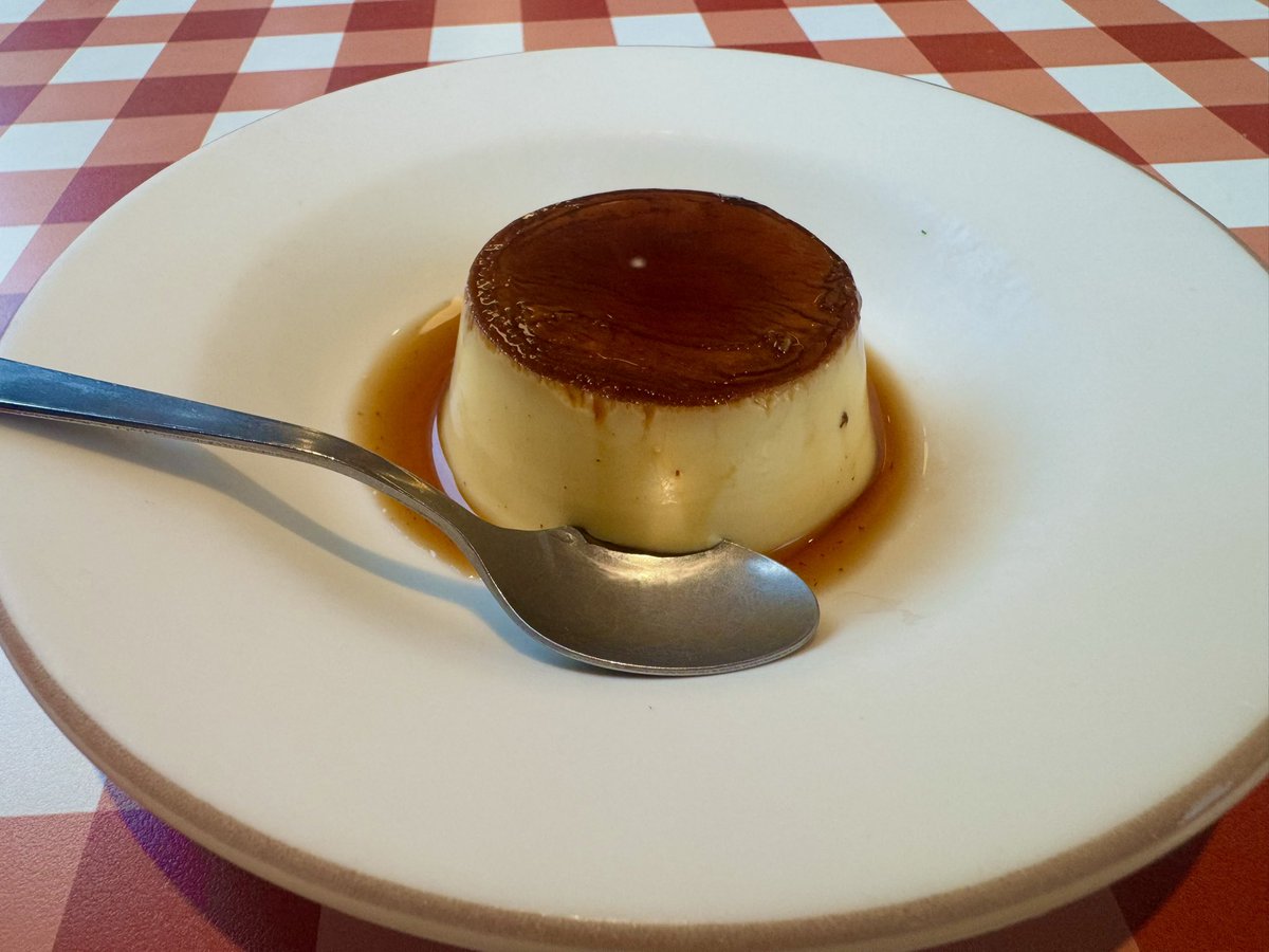 kakure_365_elvo's tweet photo. 久しぶりにサイゼいったらプリンがスプーン食べてるような状態で提供された https://t.co/8styjntbNz