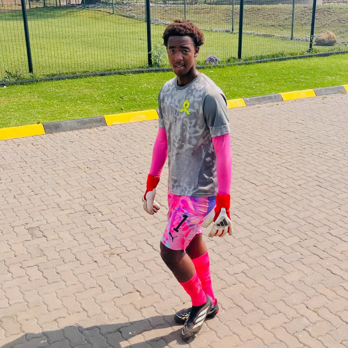 ProsportInt's tweet photo. Congratulations to Lwandiso Radebe on making his DDC debut and marking the occasion with a clean sheet in Mamelodi Sundowns' emphatic 3-0 victory over Chippa United! 💪⚽

#LwandisoRadebe #MamelodiSundowns #DStvDiskiChallenge #ProsportInternational #ChampionsGoBeyond https://t.co/ejObq0q5sA
