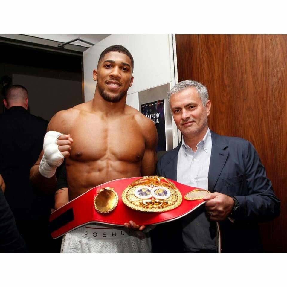 RealHadi_'s tweet photo. @BoxingArab طلال يقول : 
فينا واحد يلعب 
فينا واحد يعاني 🎼' 

وهادي يقول فينا واحد منتهي 😉 https://t.co/yOvb8tOKhh