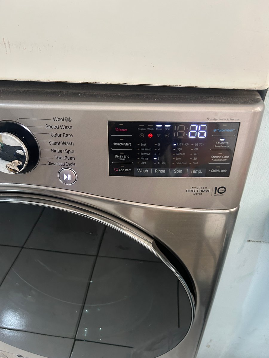 UNDIP_FESS's tweet photo. -dips! GUYS BE AWARE YAAA yg suka laundry self service. kemarin lewat di tl threads sender klo laundry self service banyak yg nakal dan curang krna mesinnya mulai dari RINSE (BILAS) BUKAN DARI WASH (CUCI). pas mau laundry self service di siroj*** bener aja dong MULAINYA DARI RINSE. pas sender tegor alasannya RINSE SAMA DENGAN NYUCIII yallah dikira orang bisa di bod*h”in semua kali ya. dan kasih pembelaan klo rinsenya 2 kali sama kyk nyuci😃. JADI SELAMA INI BAJU GUA CUMA DI BILAS TRS DIKERINGIN DOANGGG. GUYS CARI LAUNDRY SELF SERVICE YG JUJUR AJAAA MASIH BANYAK KOK, JANGAN LUPA KLO MAU NYUCI YA MULAI DARI MODE WASHH BUKAN RINSE!!! cari aja di threads guys rame kok banyak oknum” laundry nakallll dan banyak alesan gk masuk akalll. jangan lupaa di repost biar yg lain pada gk kenaa hal yg samaa