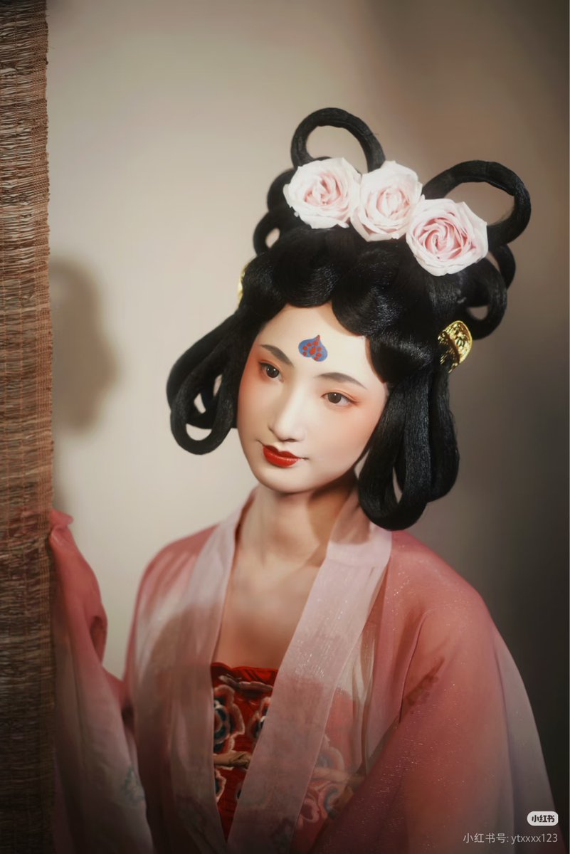 AmazingHanfu's tweet photo. The ancient Chinese hairstyle that was way ahead of its time！More than 1,000 years ago, a Chinese mural showed a woman with looped hair shaped like butterfly wings, flowers in her hair and a blue forehead ornament.Would you try this look for a photoshoot?(via.antong) https://t.co/W8tTDD2Bhb