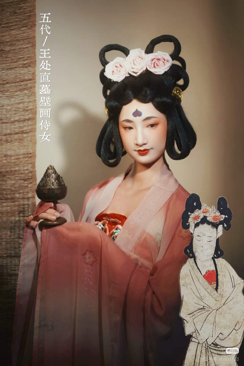 AmazingHanfu's tweet photo. The ancient Chinese hairstyle that was way ahead of its time！More than 1,000 years ago, a Chinese mural showed a woman with looped hair shaped like butterfly wings, flowers in her hair and a blue forehead ornament.Would you try this look for a photoshoot?(via.antong) https://t.co/W8tTDD2Bhb